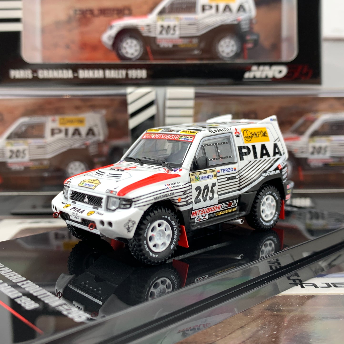 INNO64 1/64 MITSUBISHI PAJERO EVOLUTION #205 "PIAA"  Paris - Dakar 1998  IN64-EVOP-PIAA98