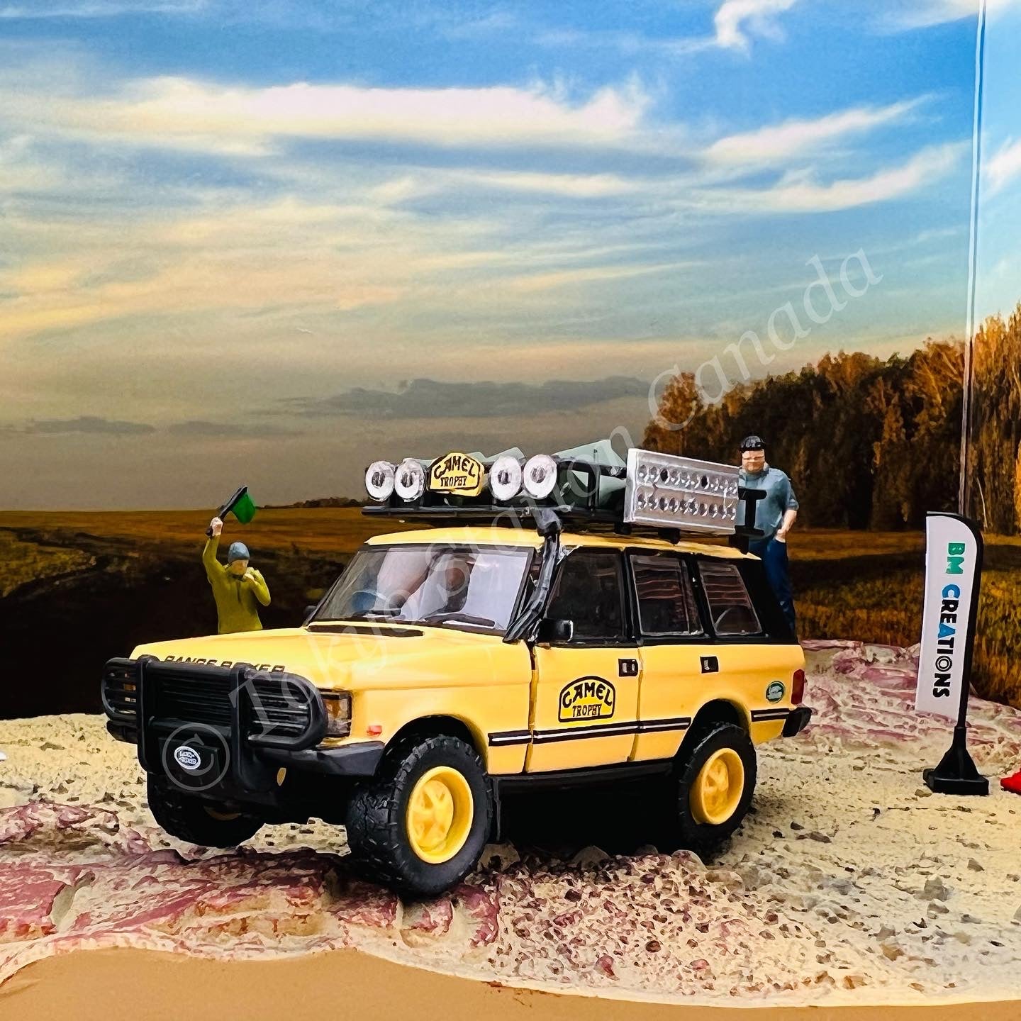 BM CREATIONS JUNIOR 1/64 Land Rover 1992 Range Rover Classic LSE Camel Version w/Accessory RHD 64B0263
