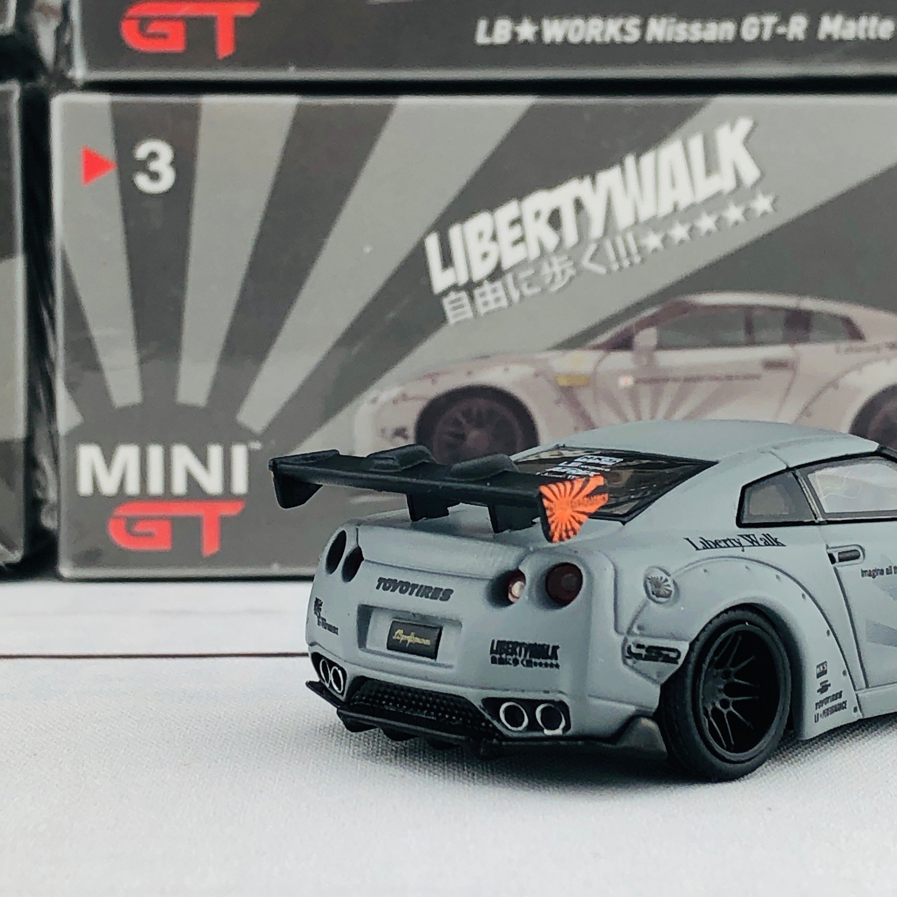 MINI GT 1/64 LIBERTYWALK LB☆WORKS Nissan GTR (R35) Matte Grey