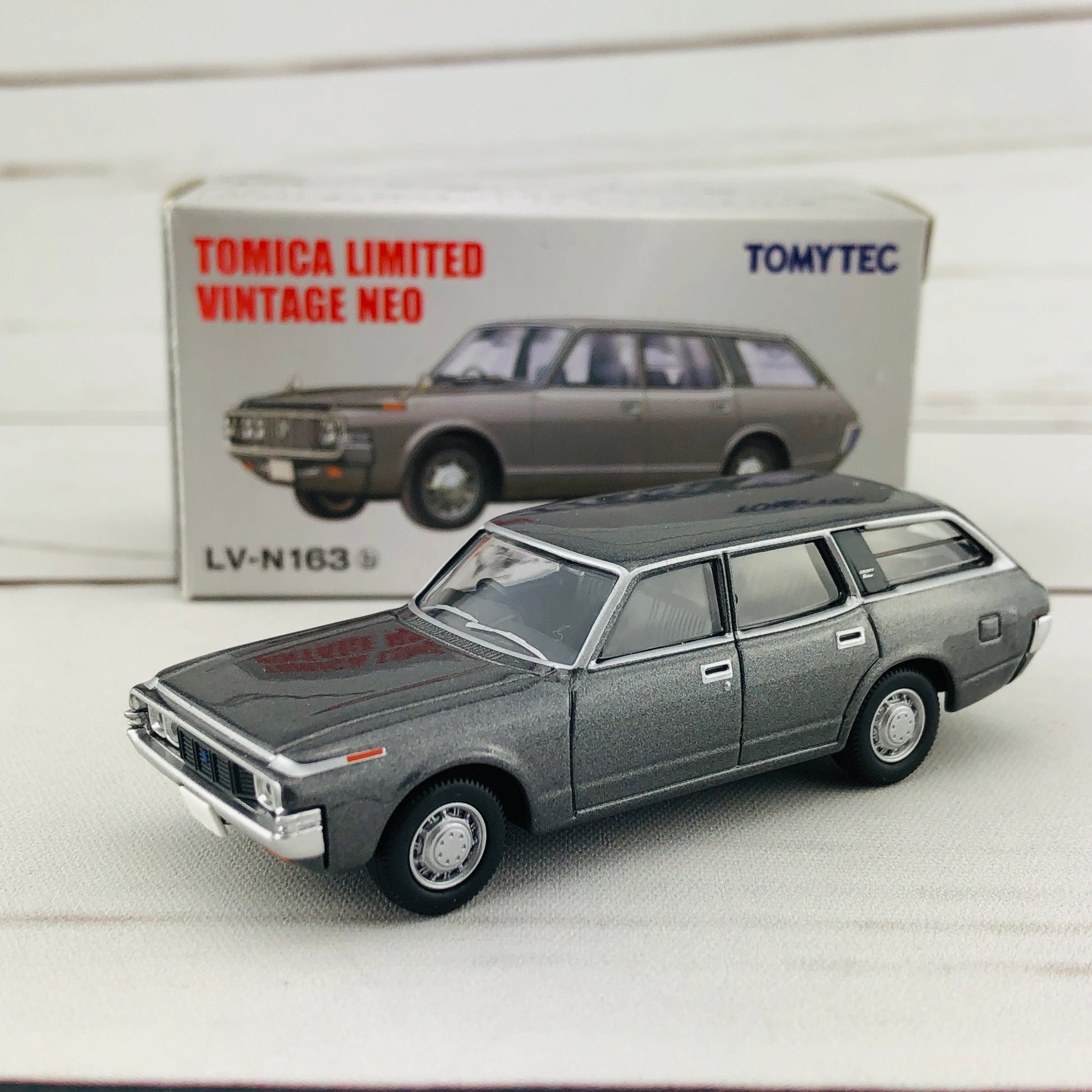 Tomica Limited Vintage 1/64 Toyota Crown Van Deluxe Grey (1973) LV-N163b