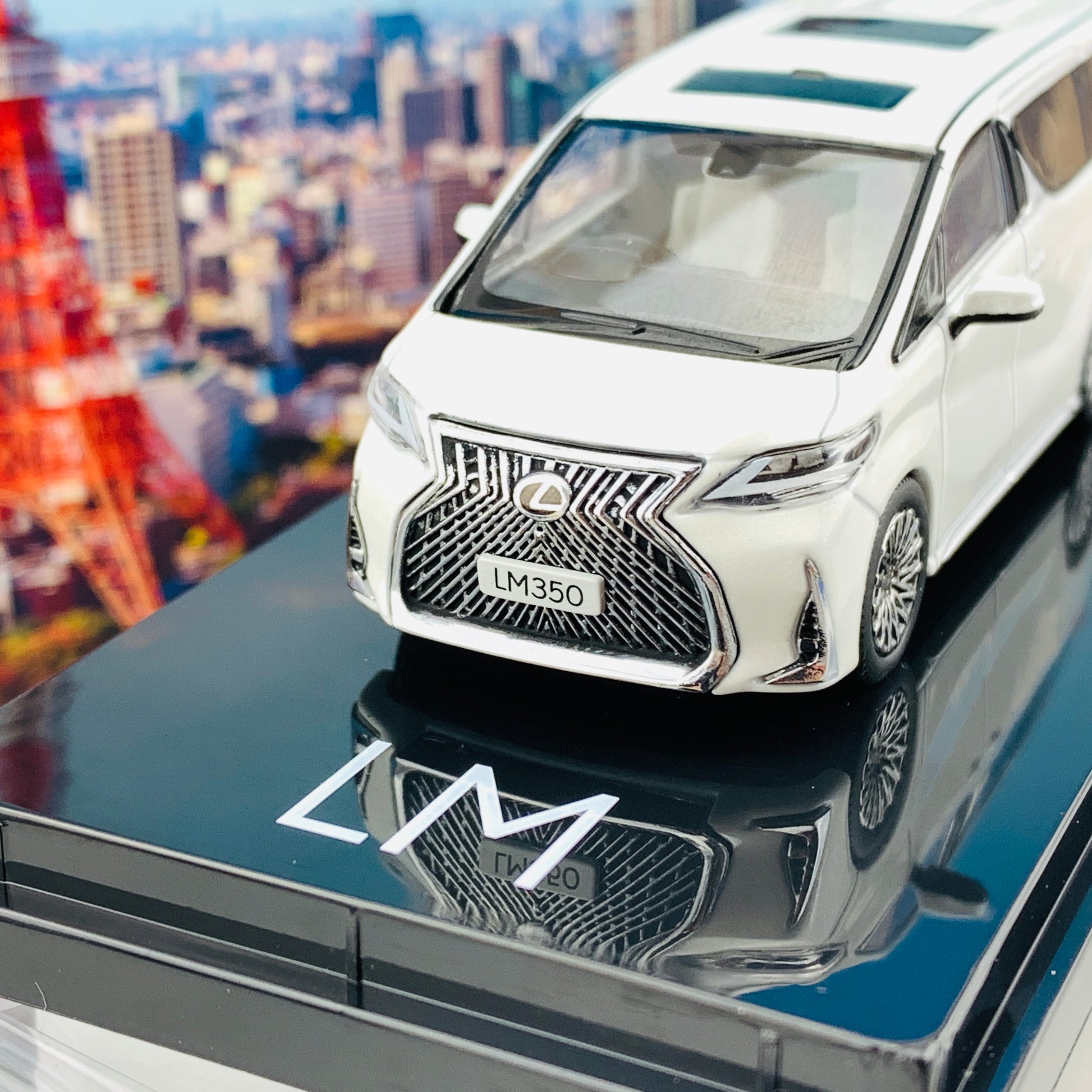 HOBBY JAPAN 1/64 LEXUS LM 350 4 SEATER WHITE with WHITE INTERIOR (RHD) HJ641022HAWW