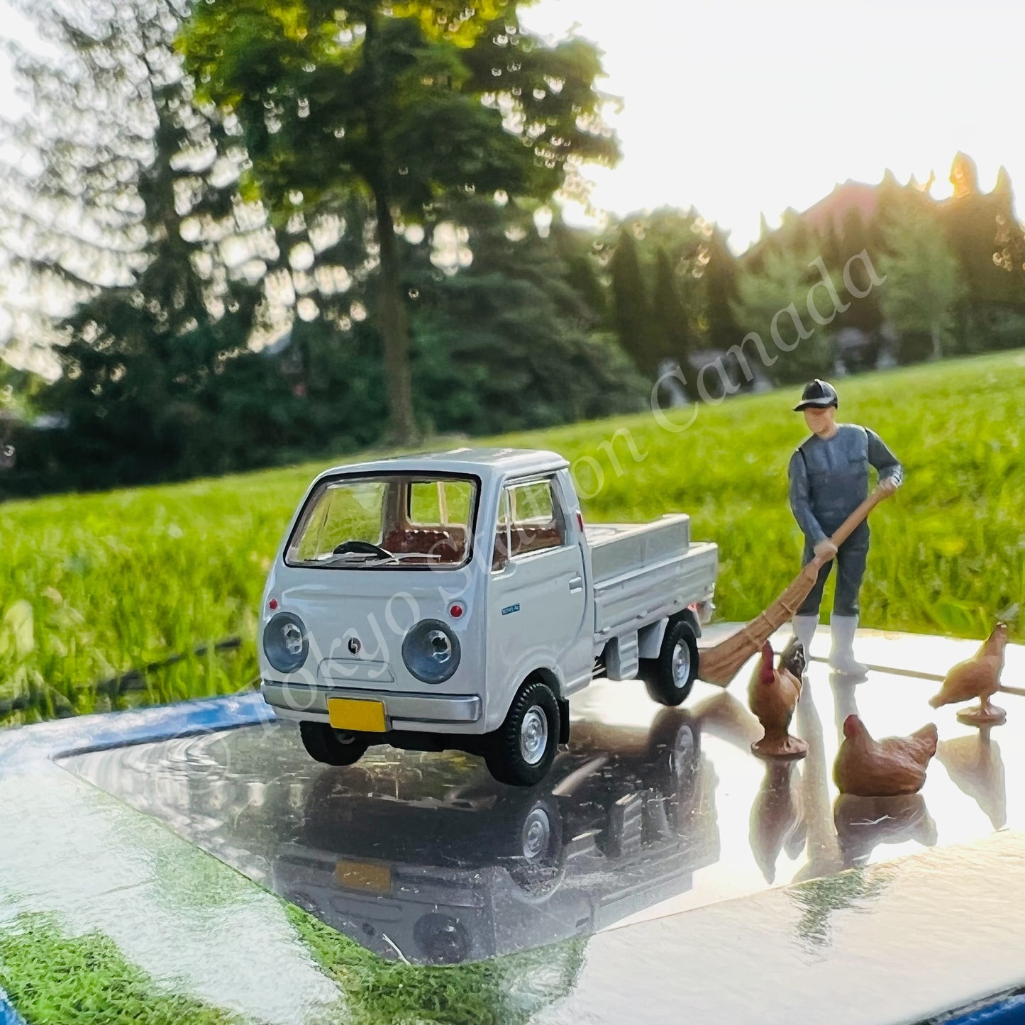 TOMYTEC Tomica Limited Vintage NEO 1/64 Mazda Porter Cab with three-way open (white) and figures LV-198b