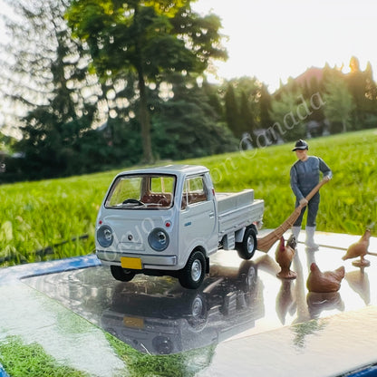 TOMYTEC Tomica Limited Vintage NEO 1/64 Mazda Porter Cab with three-way open (white) and figures LV-198b