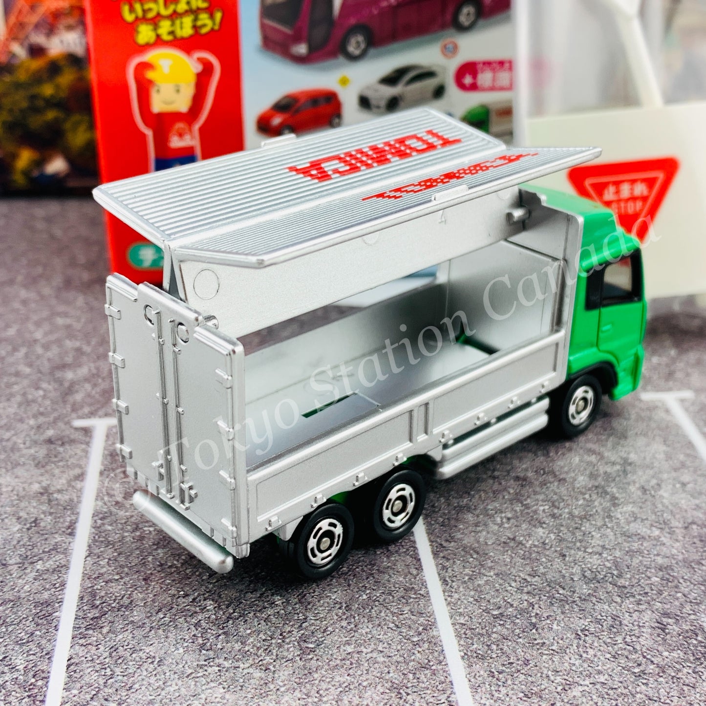 TAKARA TOMY A.R.T.S TOMICA Sign Set #7 - Nissan DIESEL QUON with a road sign stand