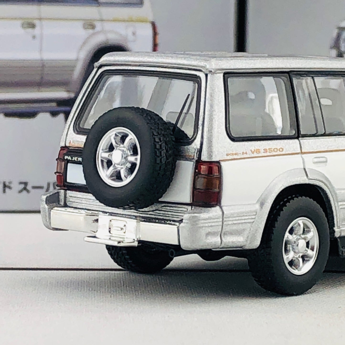 Tomica Limited Vintage Neo Mitsubishi Pajero Super Exceed Z (Silver/White) LV-N189a