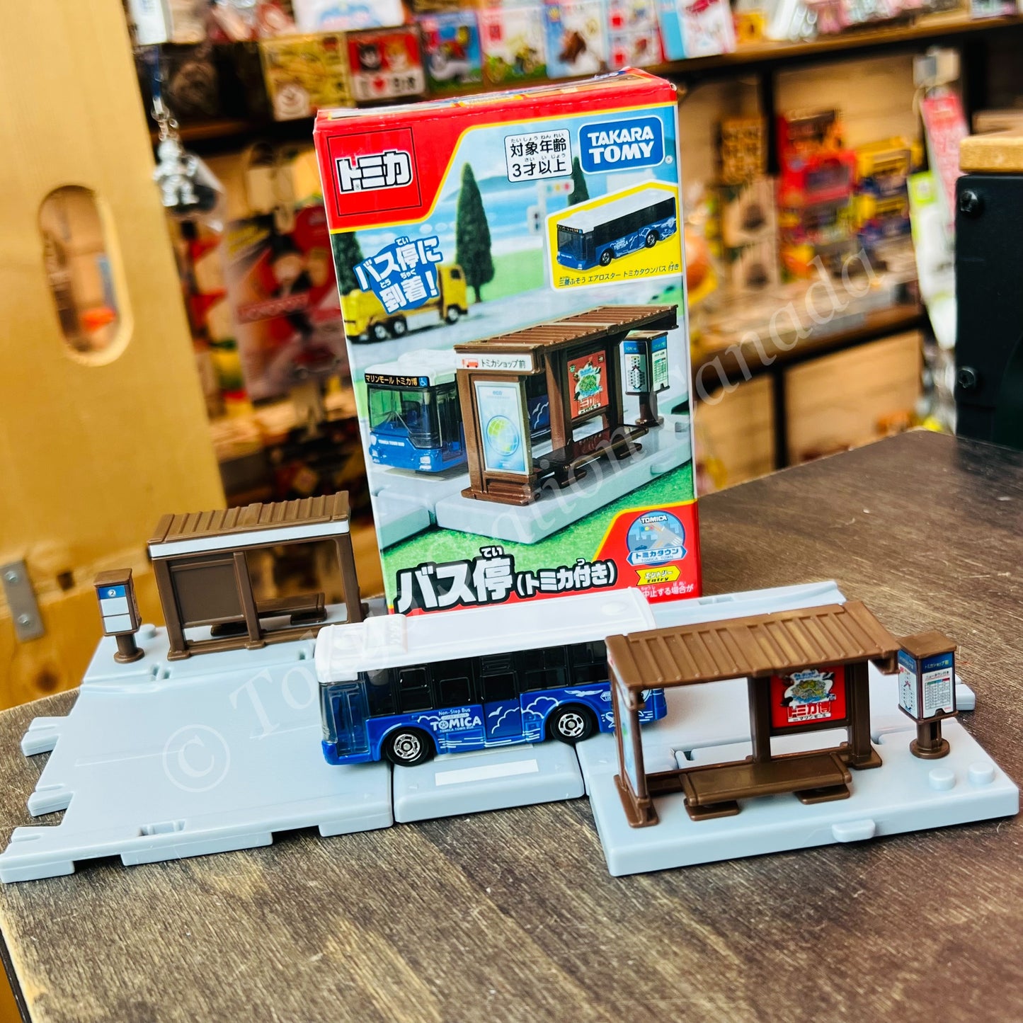 TAKARA TOMY Tomica Town Bus Stop with Tomica Bus (Mitsubishi Fuso Aero Star) 4904810209614
