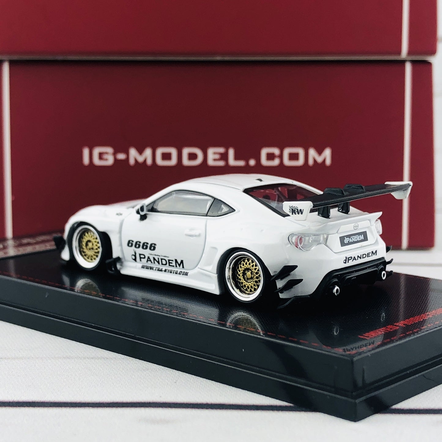 Ignition Model 1/64 Pandem Toyota 86 V3 White 1402