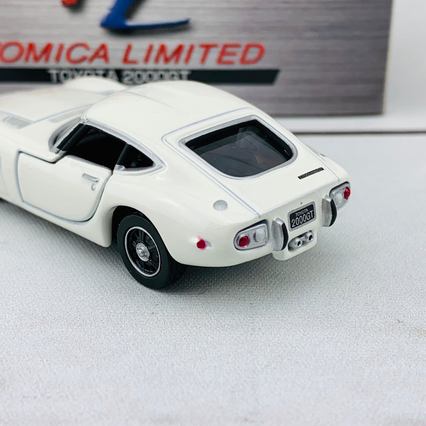 Tomica Limited 0021 Toyota 2000GT White
