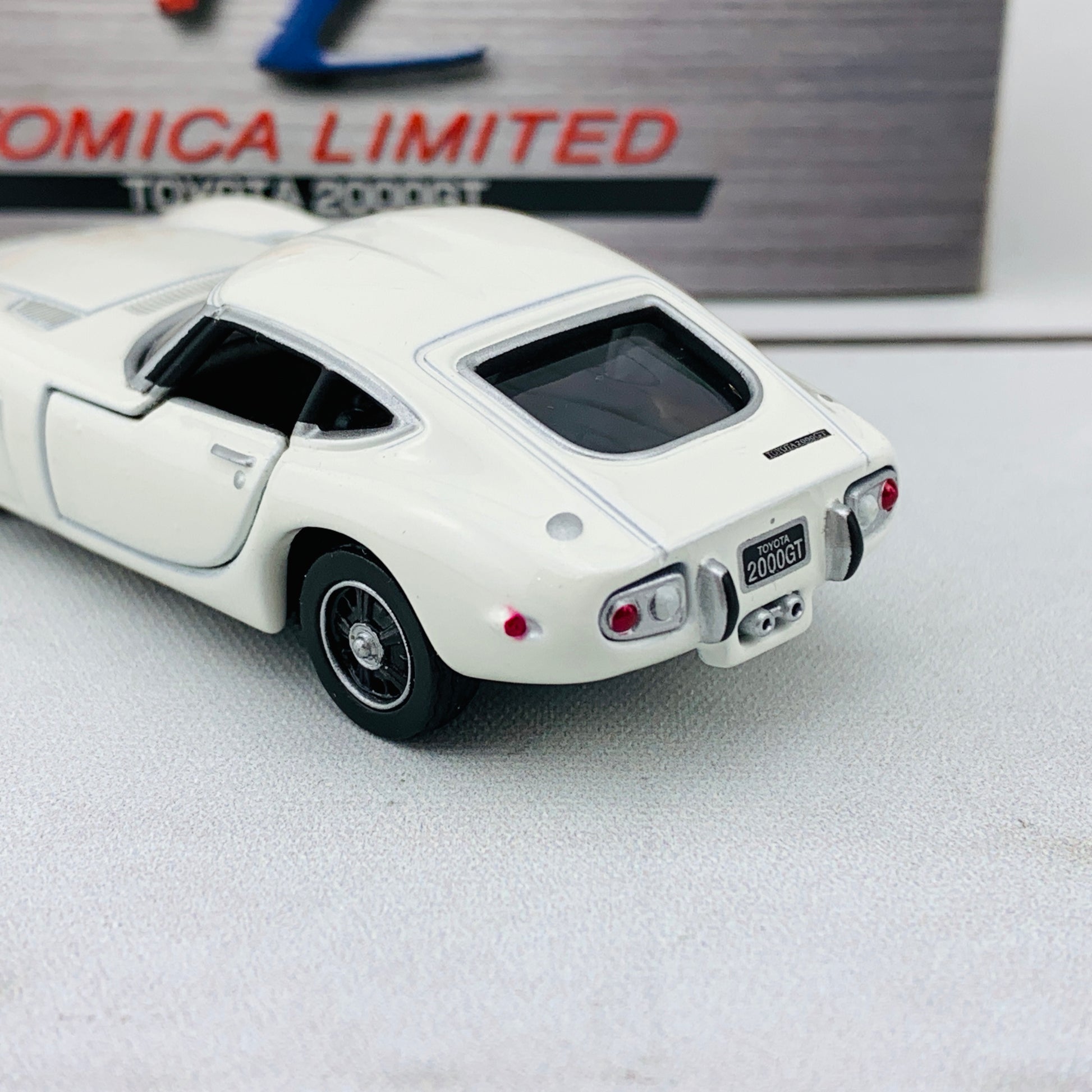 Tomica Limited 0021 Toyota 2000GT White