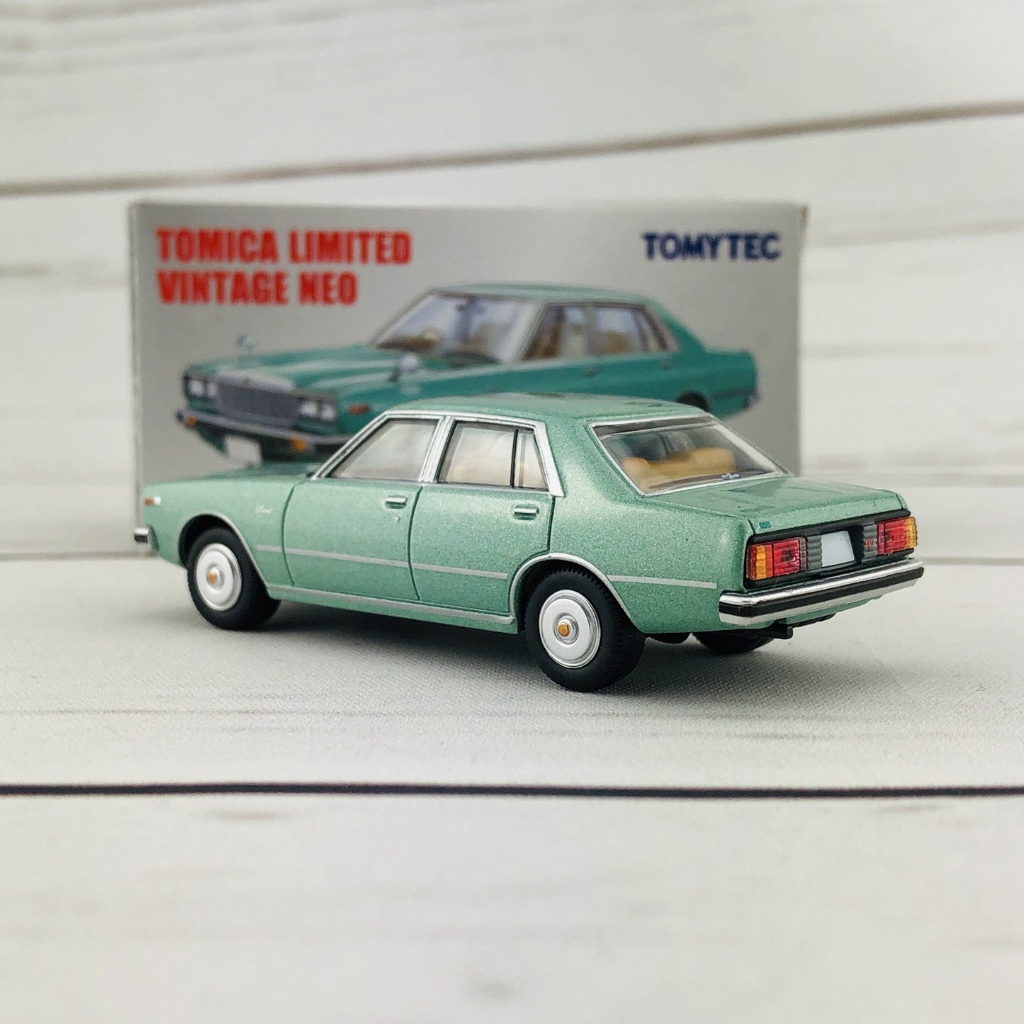 Tomica Limited Vintage 1/64 Nissan Laurel 2000SGL-E (1979) LV-N159a