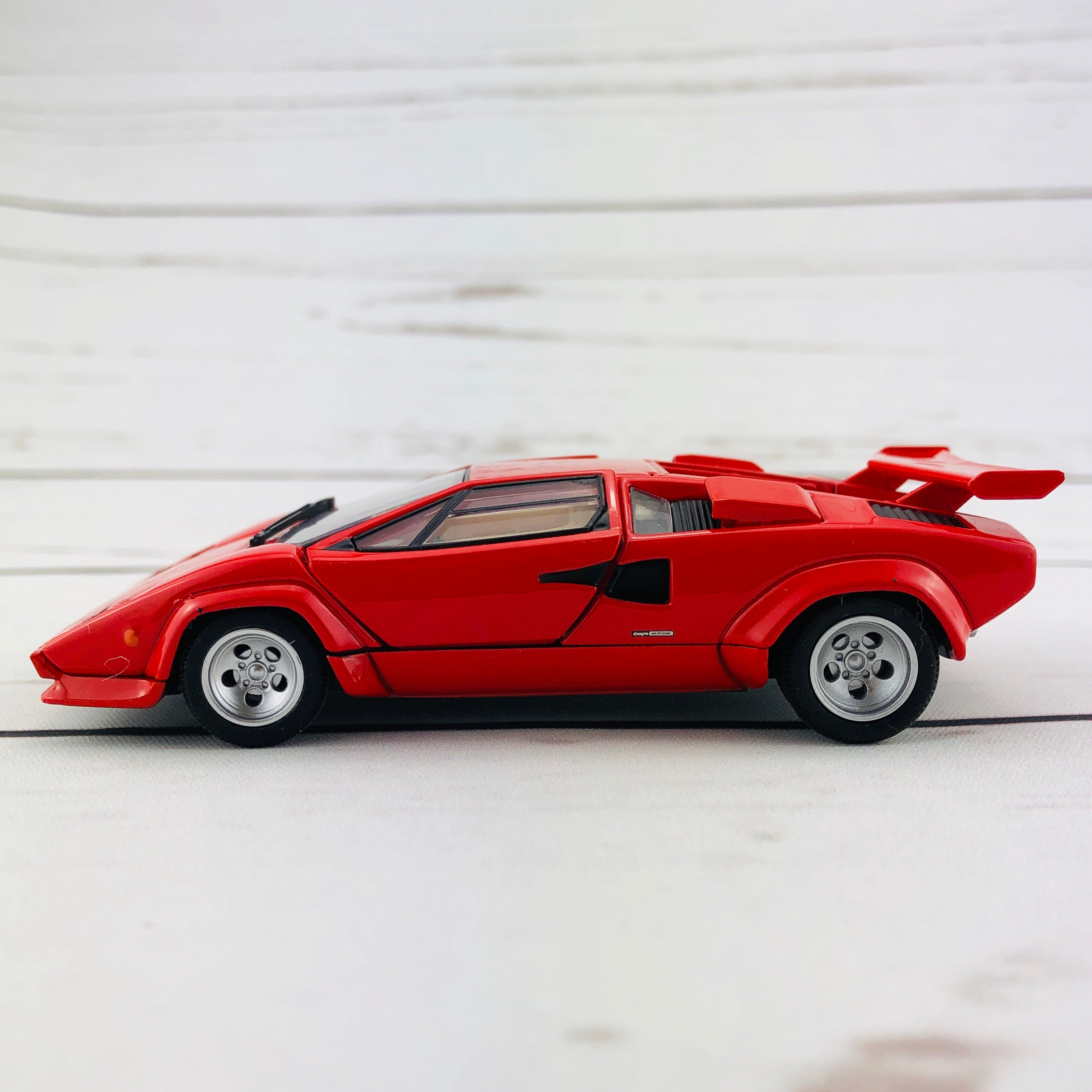 TOMICA PREMIUM RS 1/43 Lamborghini Countach LP 500 S – Tokyo Station