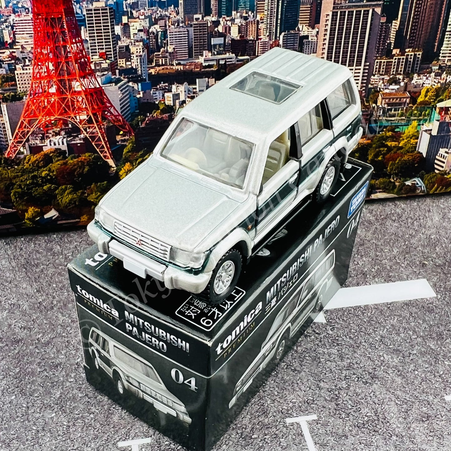 Tomica Premium 04 Mitsubishi Pajero