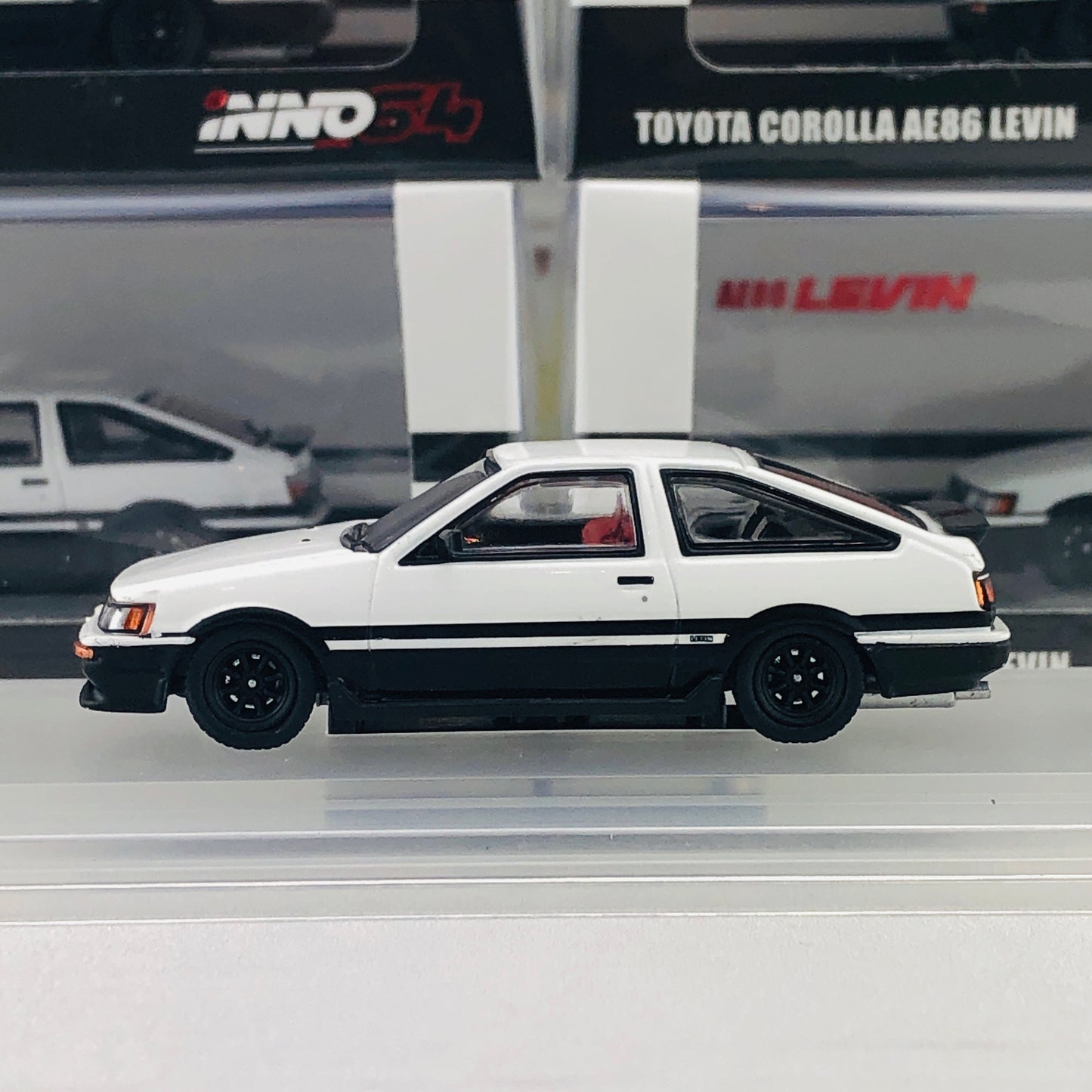 INNO64 1/64 TOYOTA COROLLA Levin AE86 White With Extra Wheels and Carbon Effect Front Bonnet Decal IN64-AE86-WH