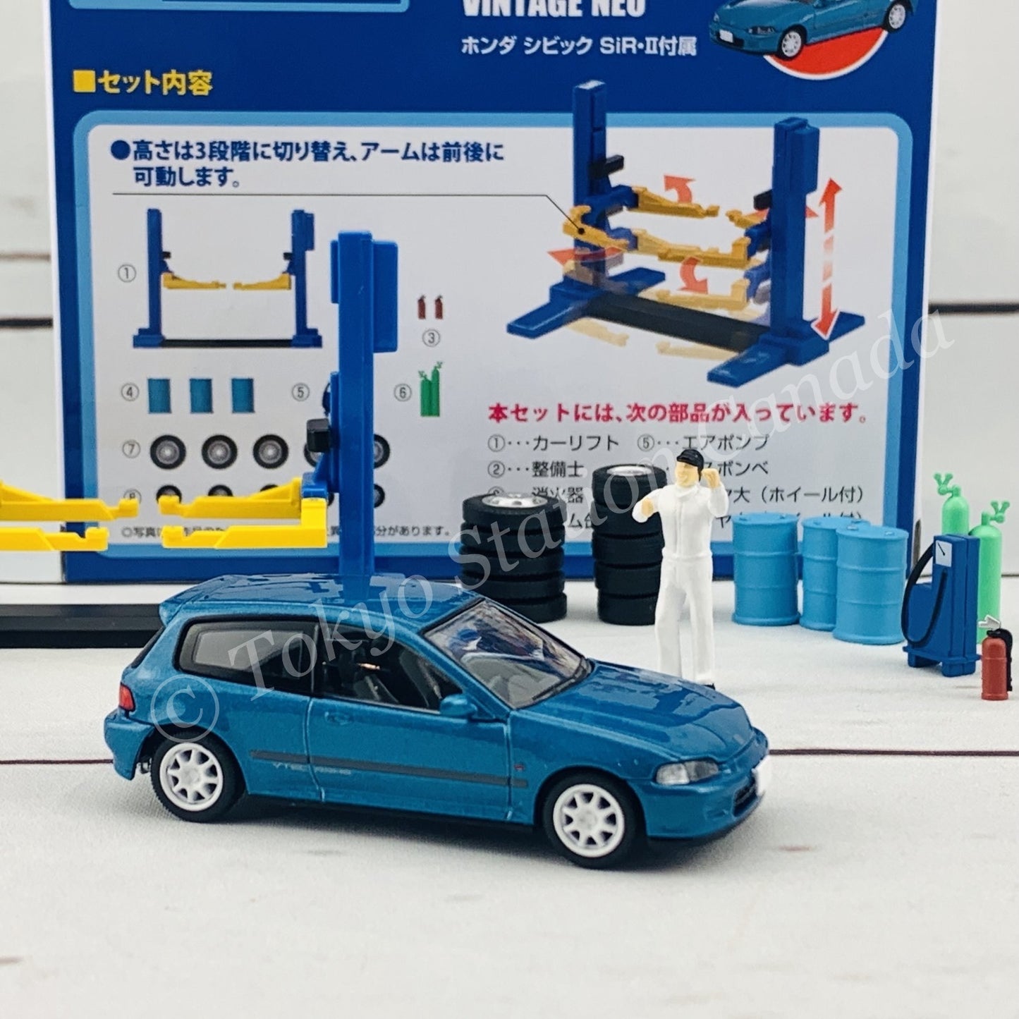 Tomytec Tomicarama Vintage 06a Car Lift including a TLV-NEO Honda Civic SiR-II