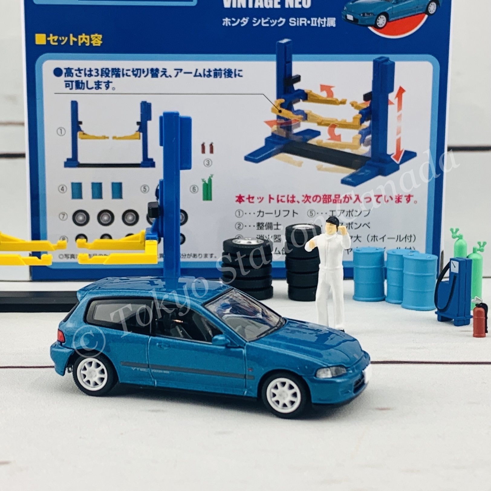Tomytec Tomicarama Vintage 06a Car Lift including a TLV-NEO Honda Civic SiR-II