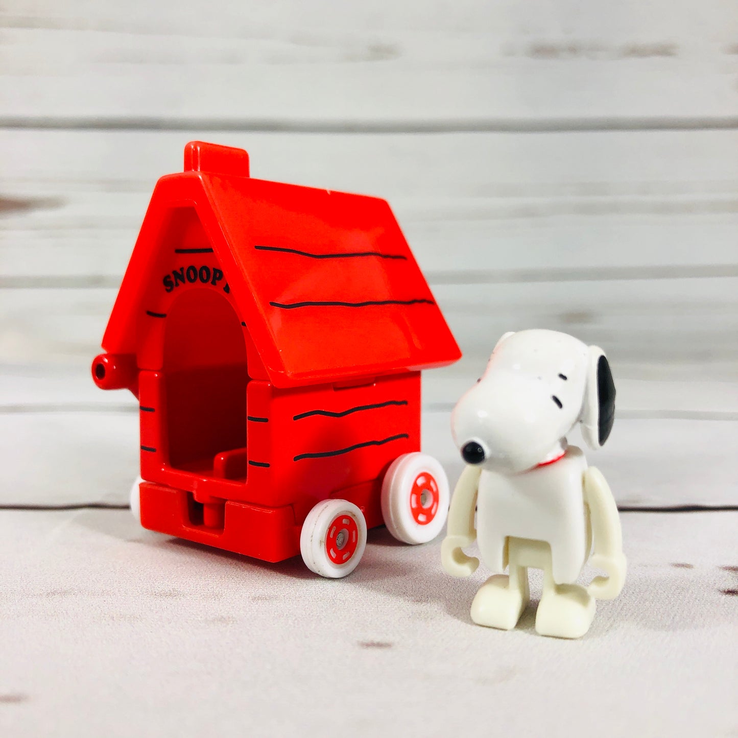 DREAM TOMICA Ride On R01 Snoopy x House Car