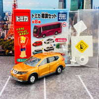 TAKARA TOMY A.R.T.S TOMICA Sign Set #6 - Nissan X-TRAIL with a road sign stand