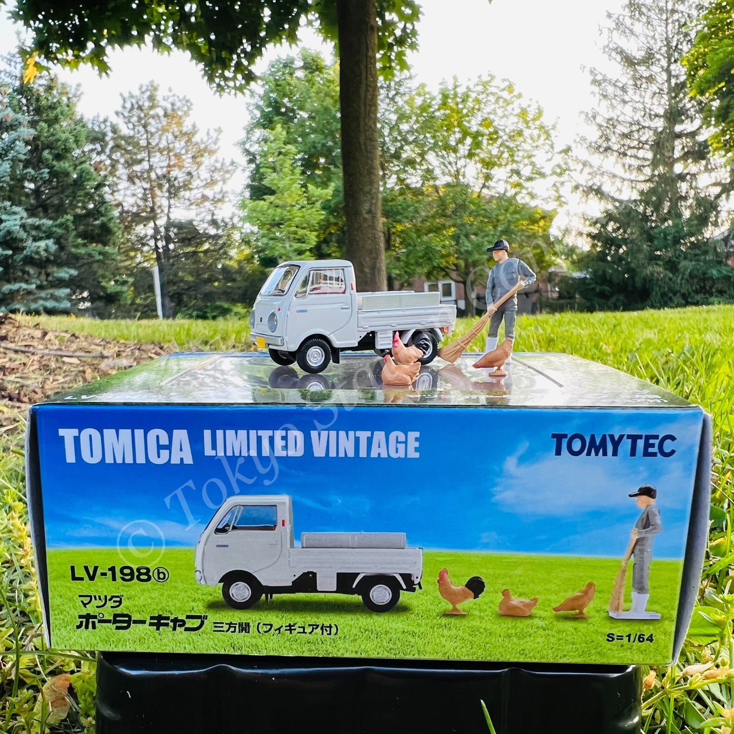 TOMYTEC Tomica Limited Vintage NEO 1/64 Mazda Porter Cab with three-way open (white) and figures LV-198b