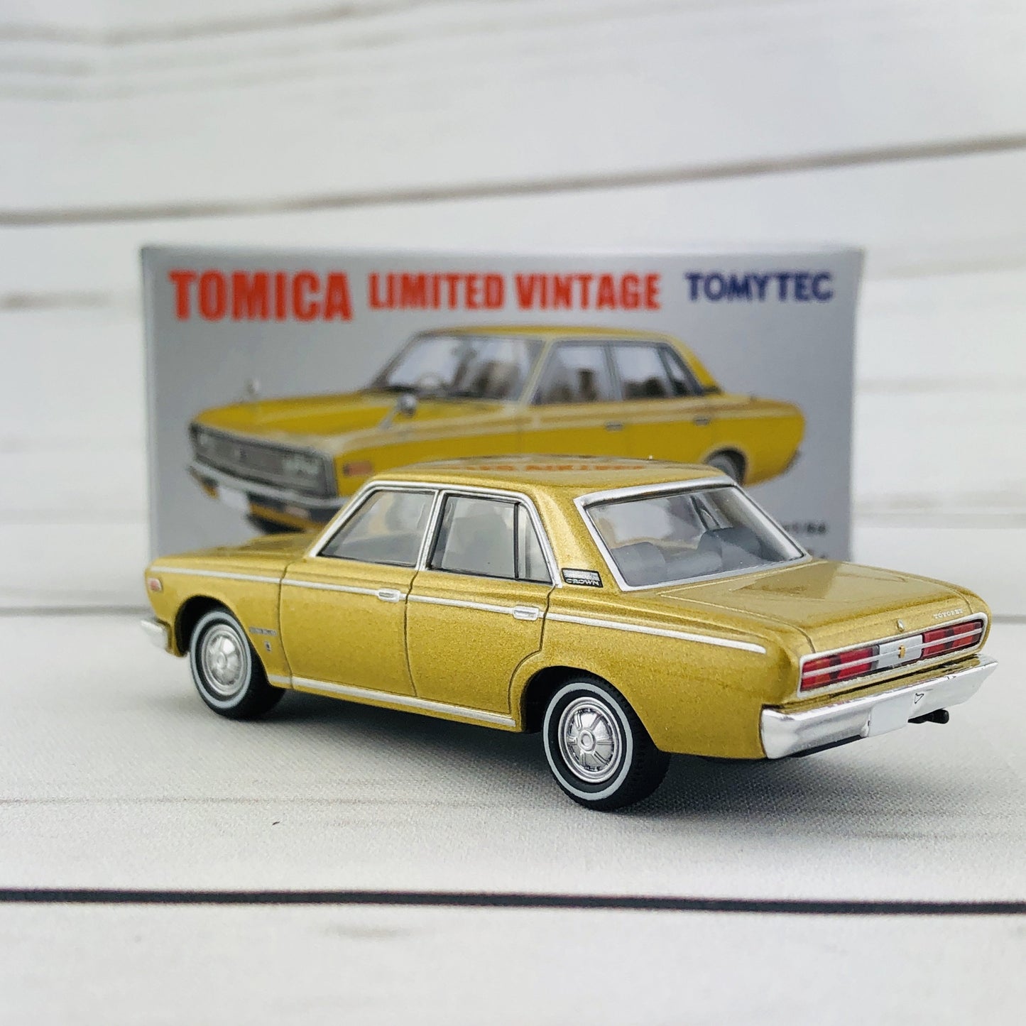 Tomica Limited Vintage 1/64 Toyopet Crown (1969) LV-181a