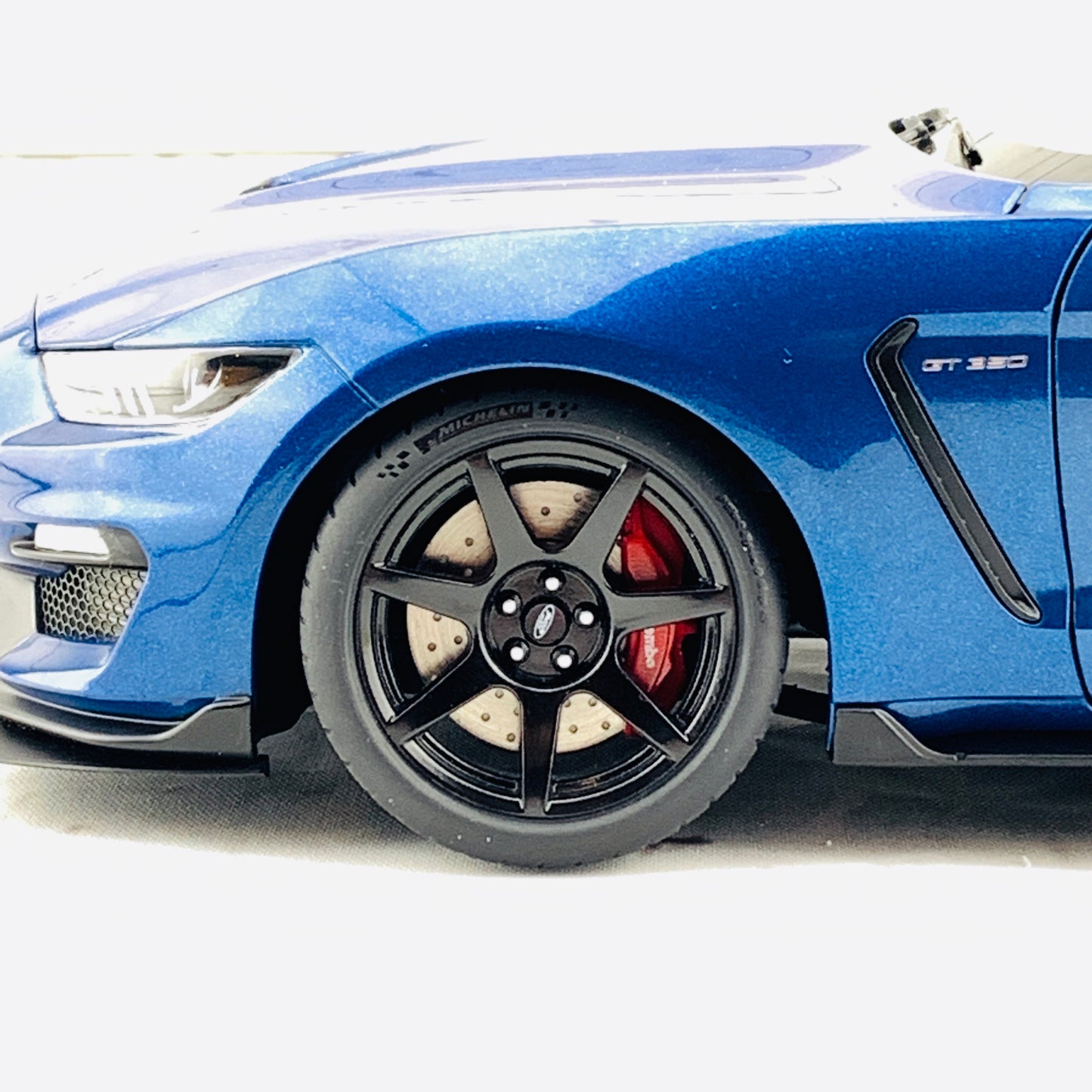 AUTOart 1/18 Ford Shelby GT-350R Lighting Blue 72933