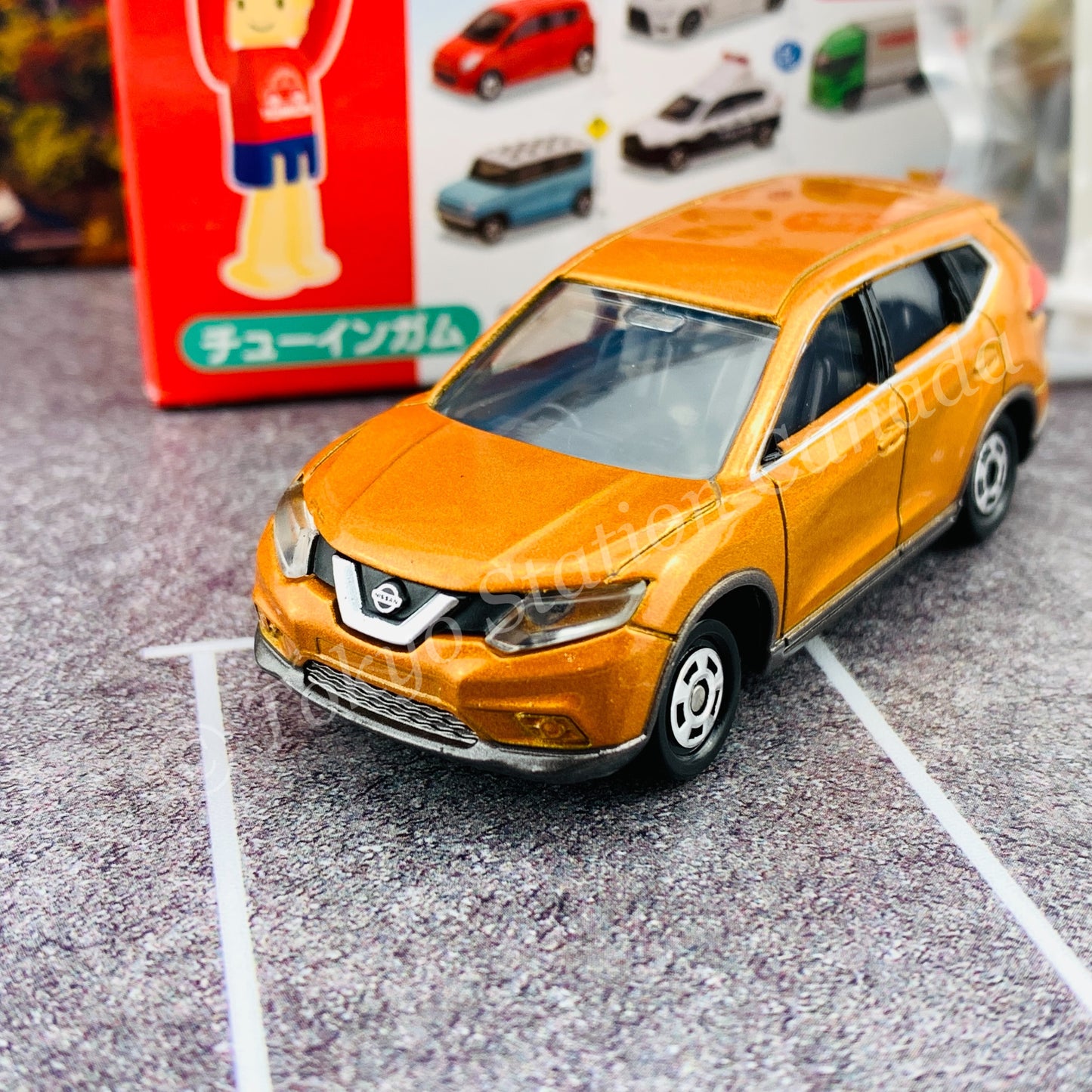 TAKARA TOMY A.R.T.S TOMICA Sign Set #6 - Nissan X-TRAIL with a road sign stand