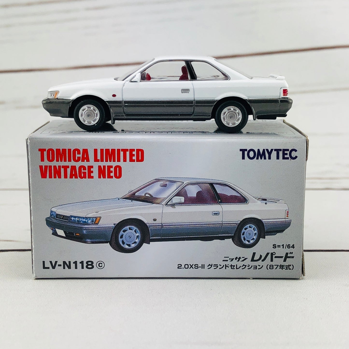 Tomica Limited Vintage 1/64 Nissan Leopard 2.0XS-II White/Silver (1987) LV-N118c