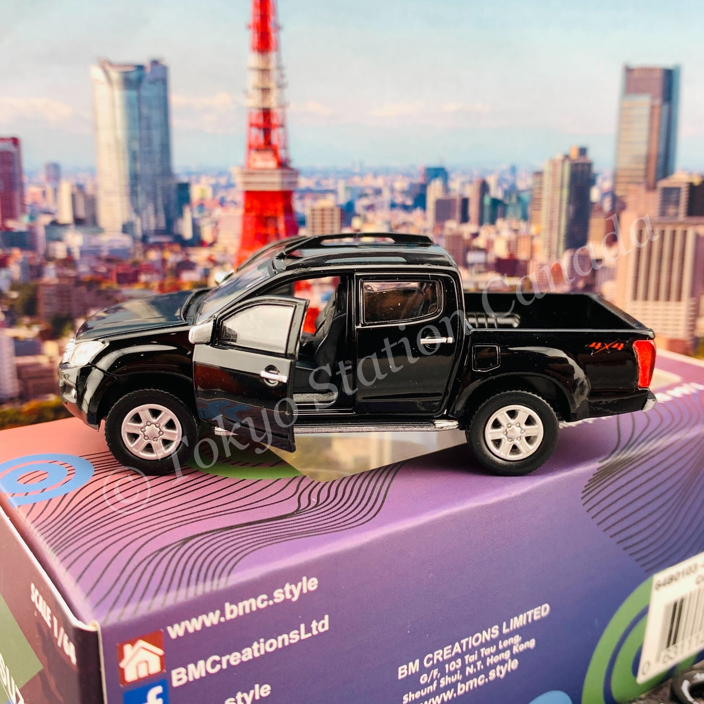 BM CREATIONS JUNIOR 1/64 ISUZU D-MAX 2016 Cosmic Black LHD with Extra Tires 64B0103