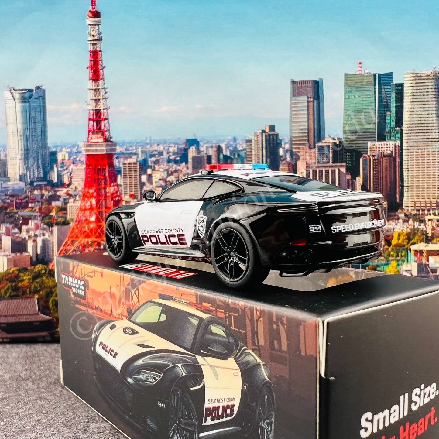 TARMAC WORKS GLOBAL64 1/64 Aston Martin DBS Superleggera Police Car T64G-004-PC