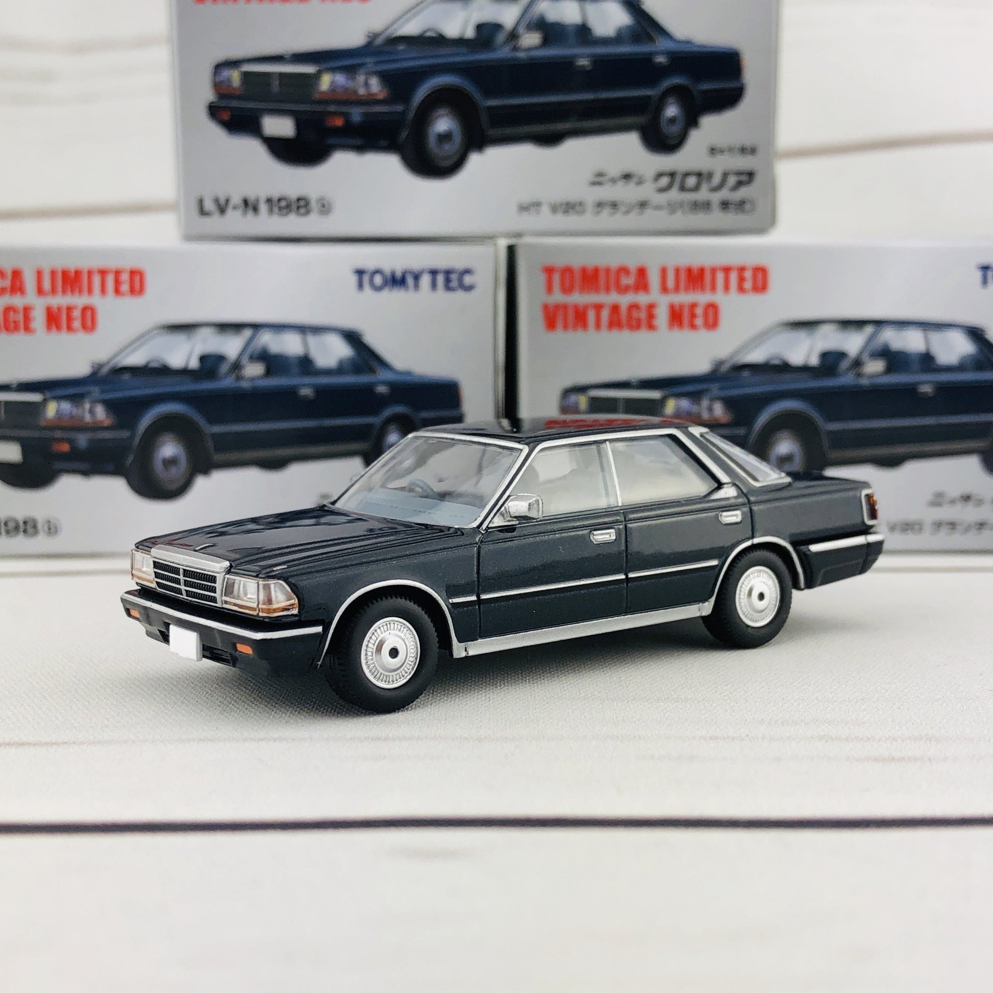 Tomica Limited Vintage 1/64 Nissan Gloria HT V20 Grandage (1986) LV-N198b