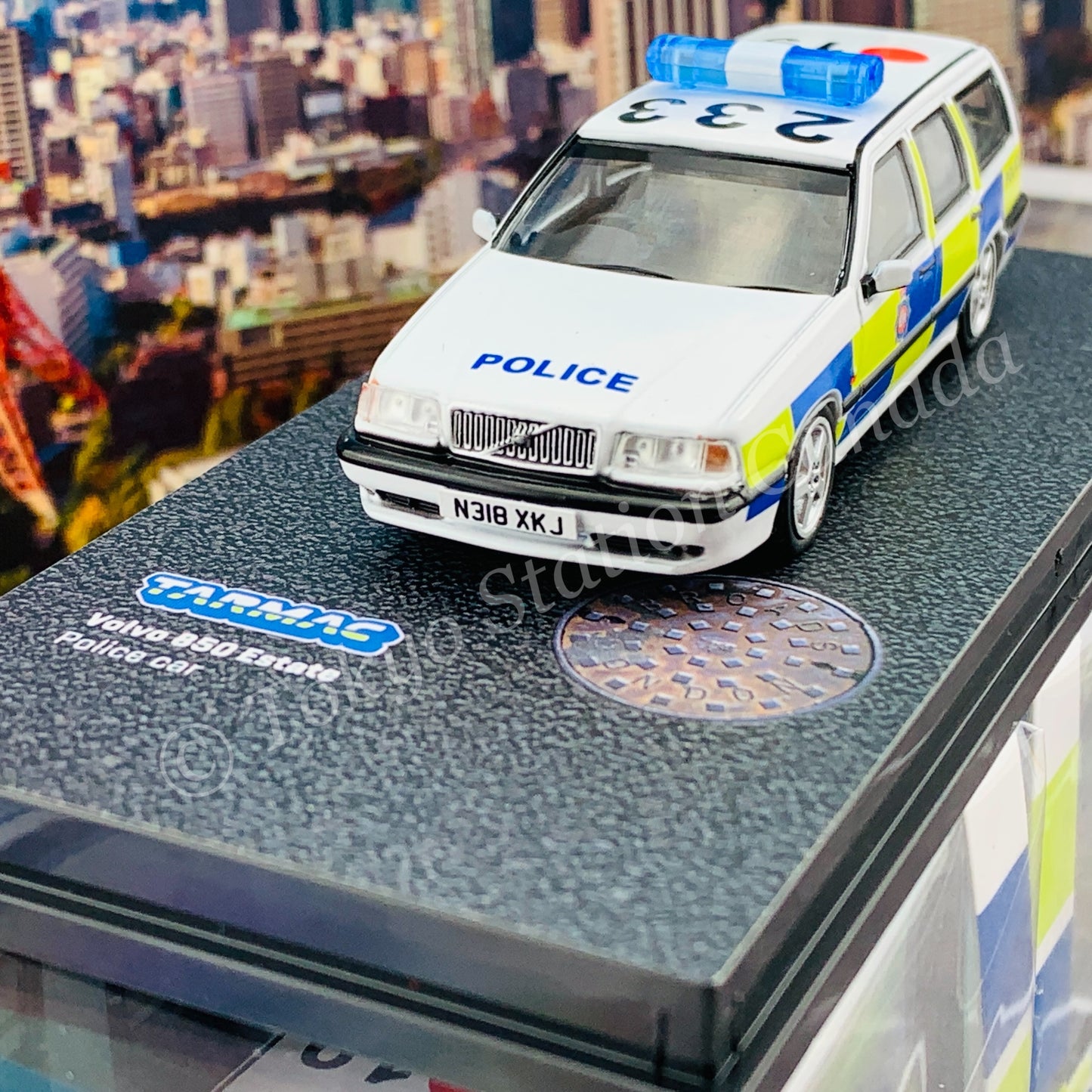 Tarmac Works HOBBY64 Collection 1/64 Volvo 850 Estate Police car T64-039-PC