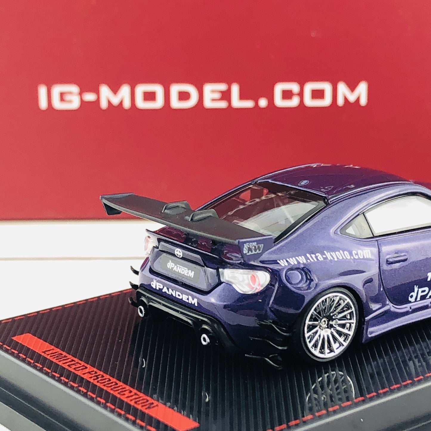 Ignition Model 1/64 Pandem Toyota 86 V3 Purple Metallic 1755