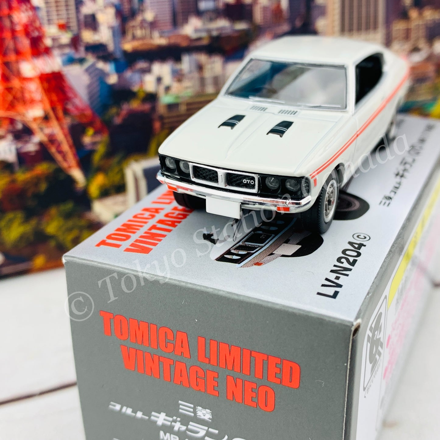 Tomytec Tomica Limited Vintage Neo 1/64 Mitsubishi Colt Galant GTO MR 1971 (White) LV-N204c
