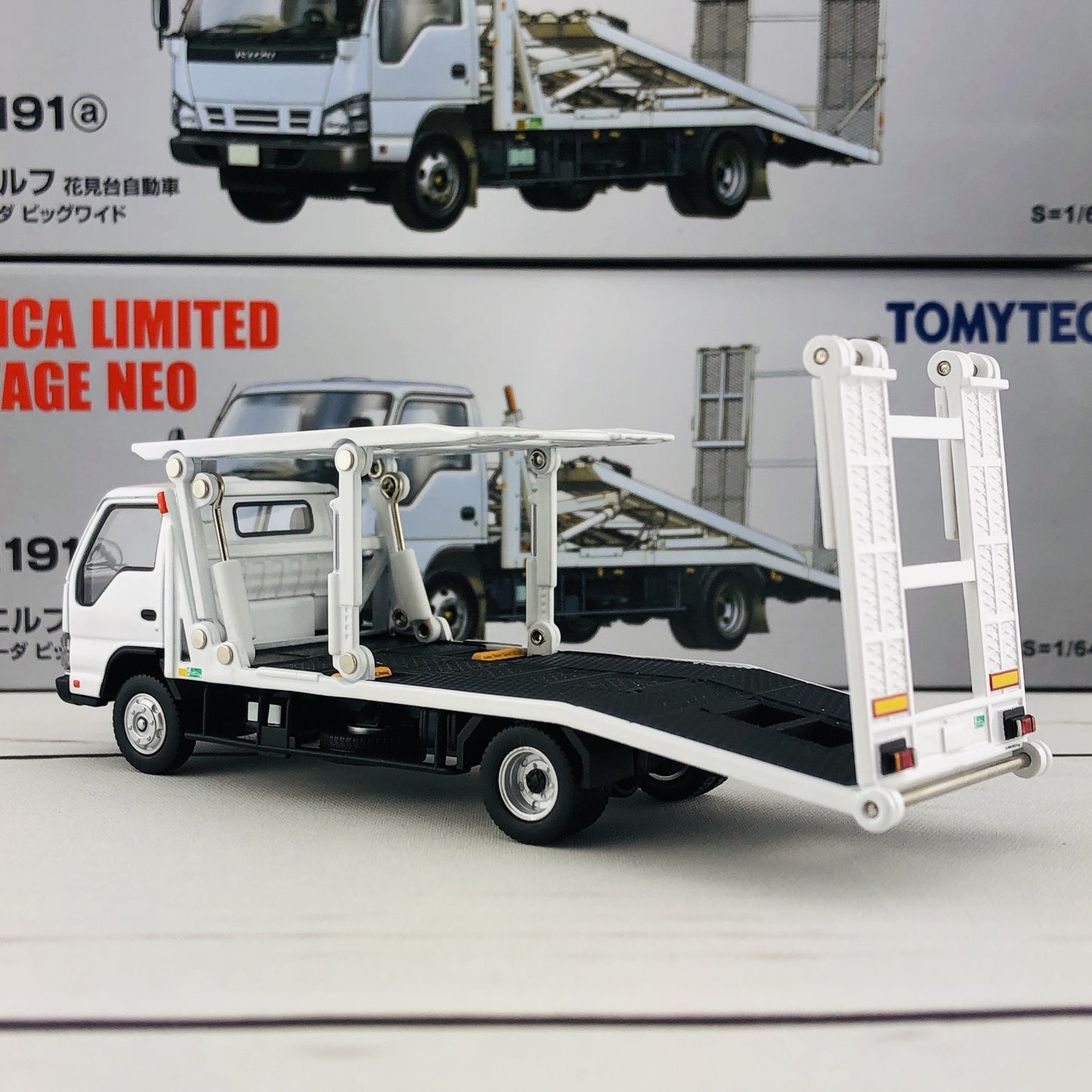 Tomica Limited Vintage Isuzu Elf Hanamidai Automobile Safety Loader Big Wide (White) LV-N191a