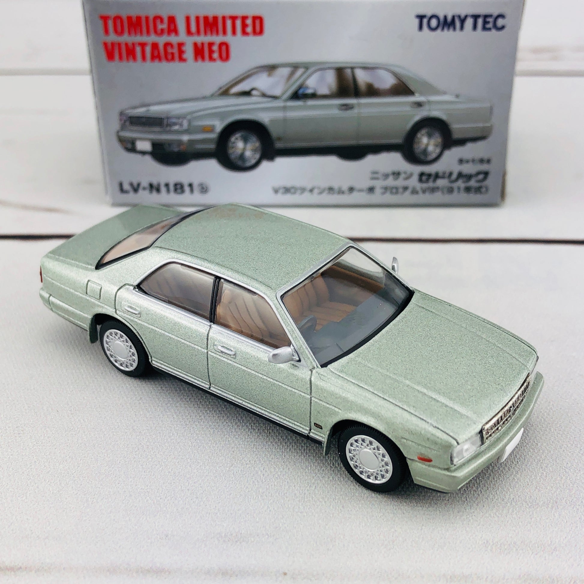Tomica Limited Vintage 1/64 Nissan Cedric Brougham VIP LV-N181b