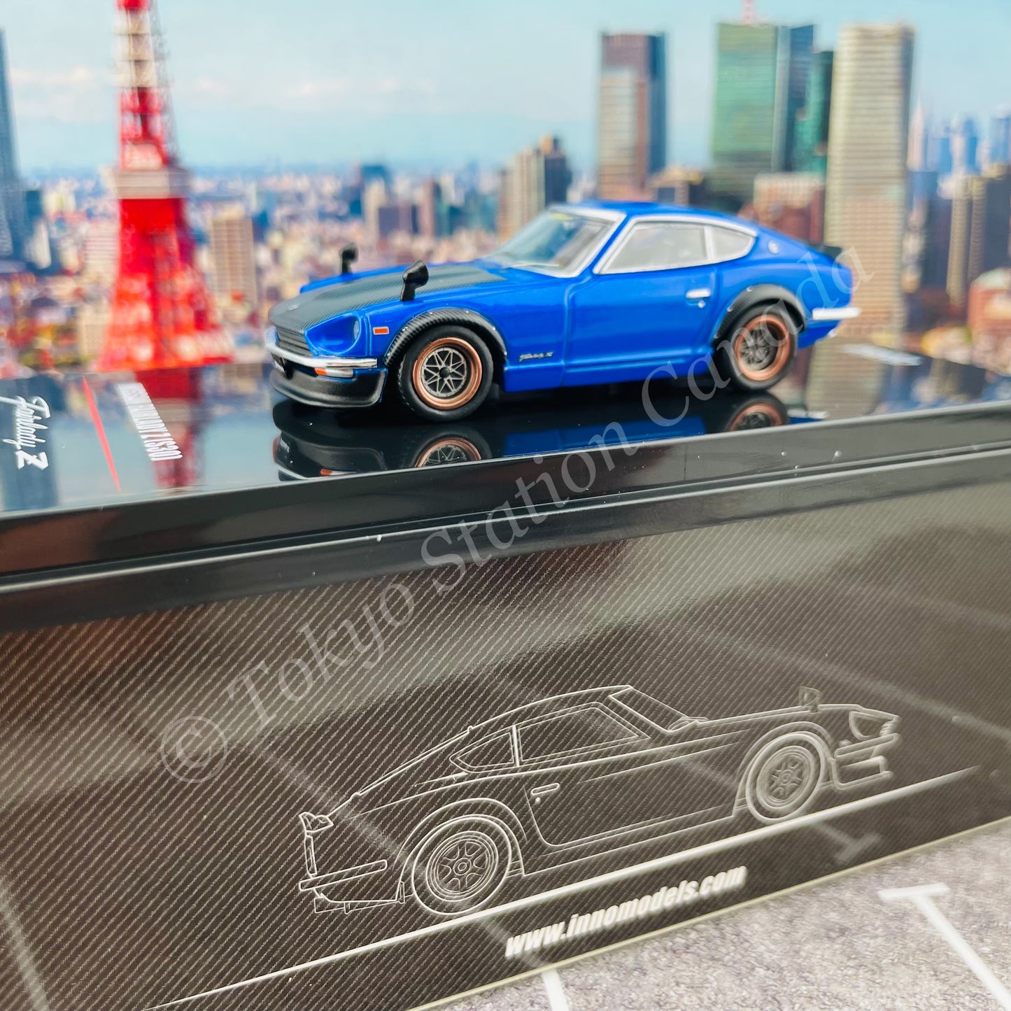 INNO64 1/64 NISSAN FAIRLADY Z (S30) Blue with carbon Hood IN64-240Z-BLU