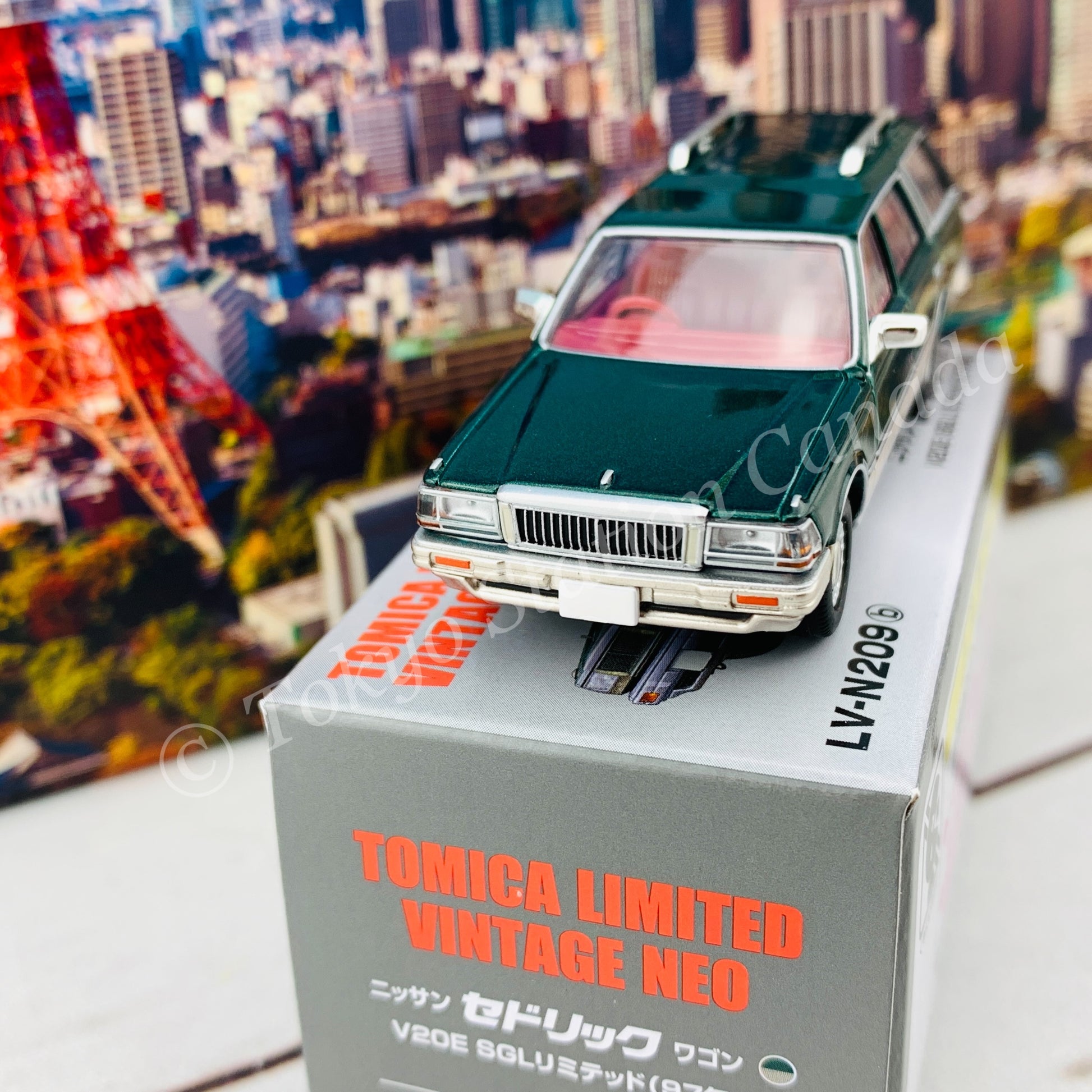 Tomytec Limited Vintage Neo 1/64 Nissan Cedric Wagon V20E SGL Limited (Green / Silver) LV-N209b