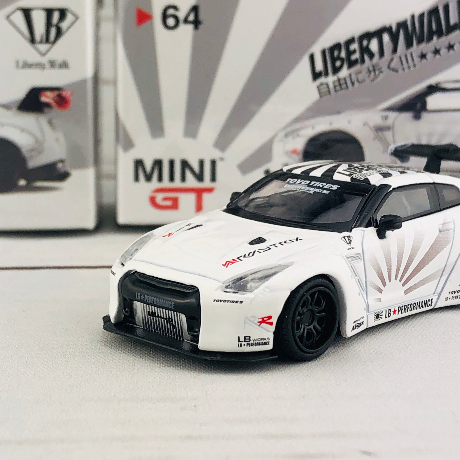 MINI GT 1/64 LB★WORKS Nissan GT-R (R35) Type 1 , Rear Wing ver 1+2 White RHD MGT00064-R