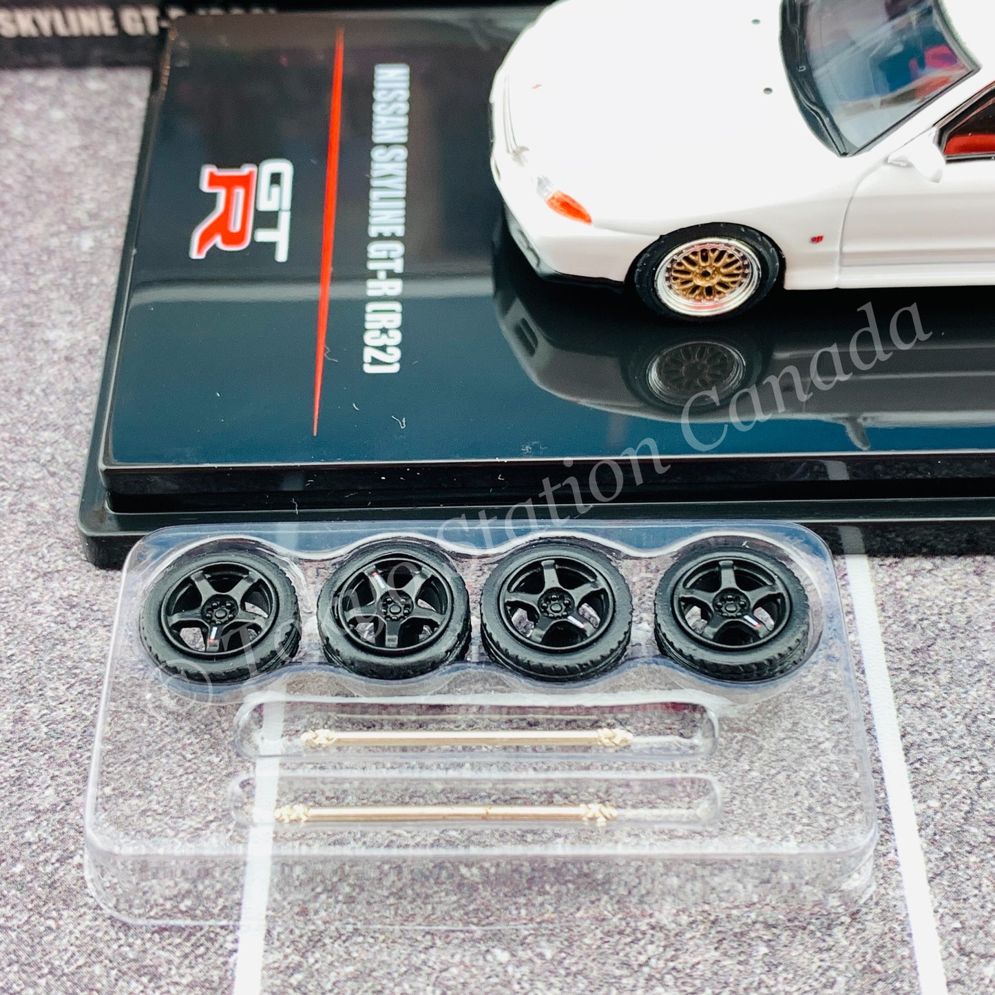 INNO64 1/64 NISSAN SKYLINE GT-R (R32) Crystal White  With Extra Wheels and Extra decals IN64-R32-WHI
