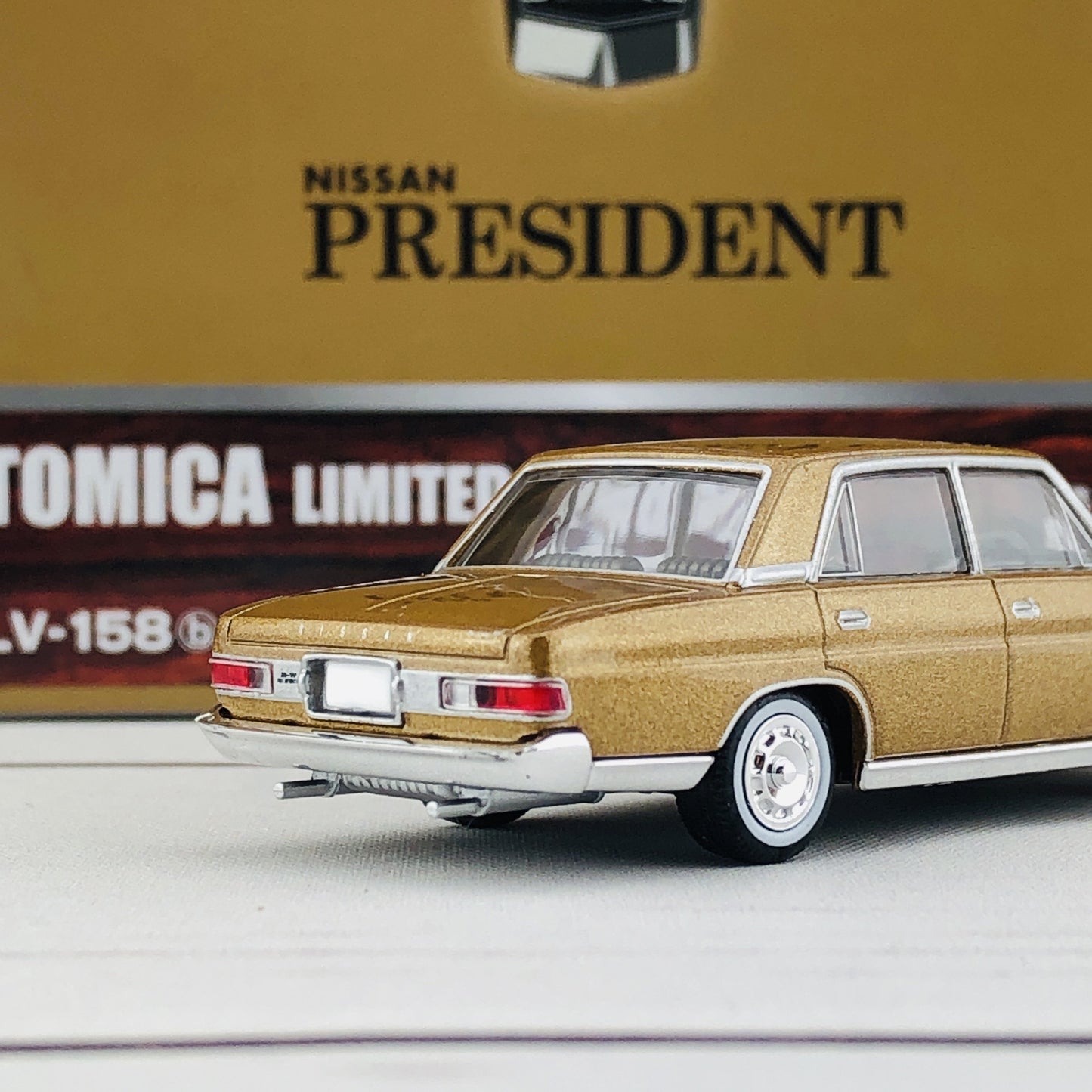 Tomica Limited Vintage 1/64 Nissan President H150-D (1966) LV-158b