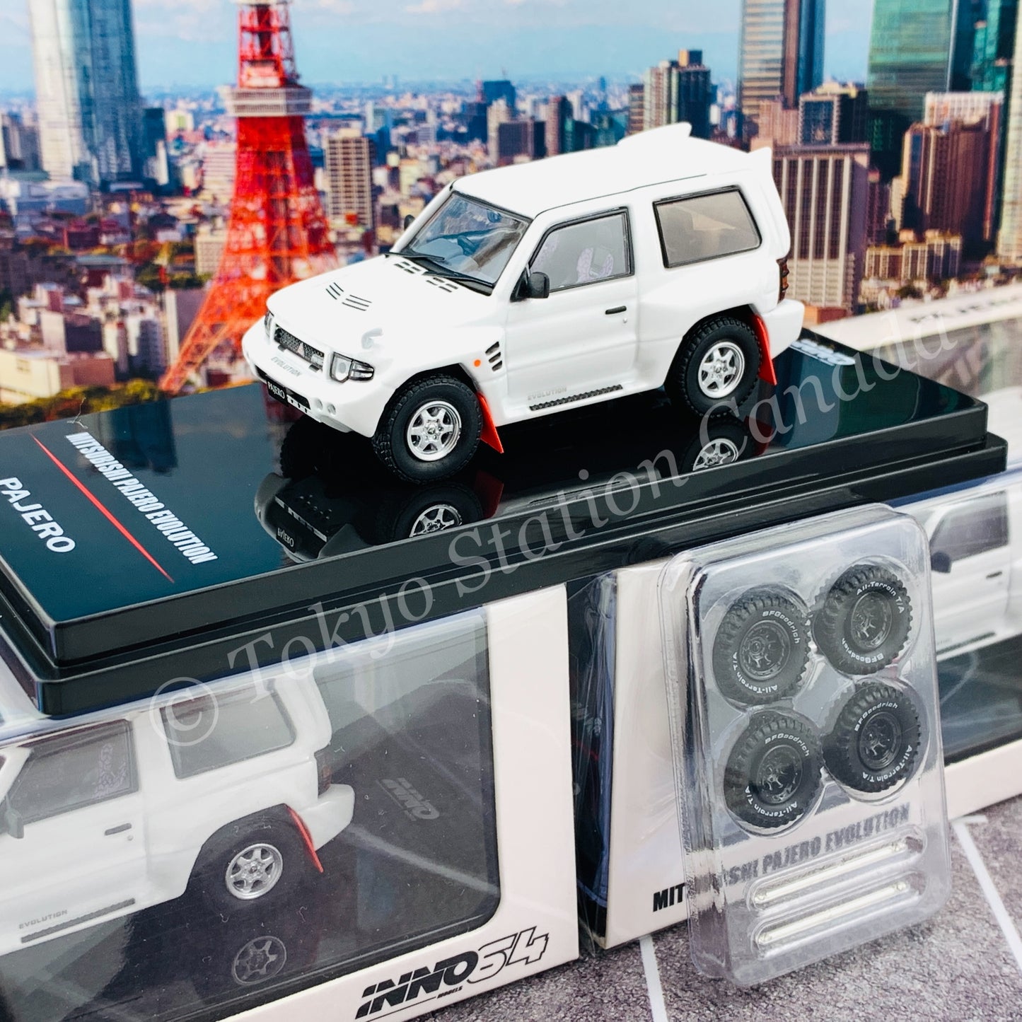 INNO64 1/64 MITSUBISHI PAJERO EVOLUTION White With Extra Wheels IN64-EVOP-PH