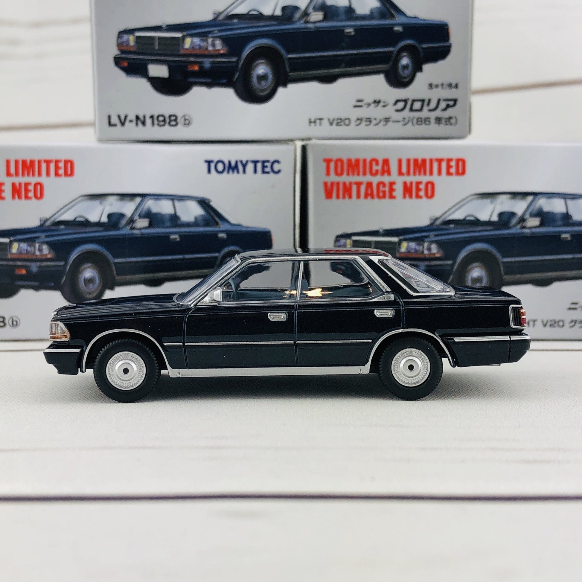 Tomica Limited Vintage 1/64 Nissan Gloria HT V20 Grandage (1986) LV-N198b