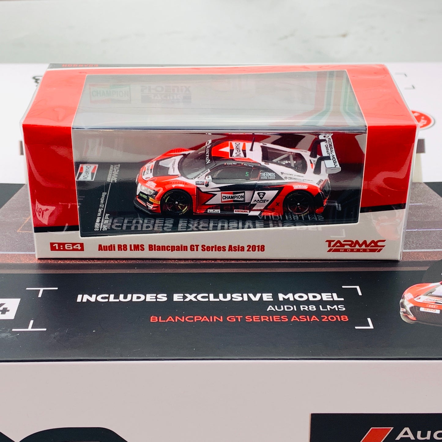 Tarmac Works 1/64 Pit Garage Diorama - Audi Sport - DIORAMA64 T64D-001-AS Includes T64-007-18BGTA5 Audi R8 LMS Blancpain GT Series Asia 2018