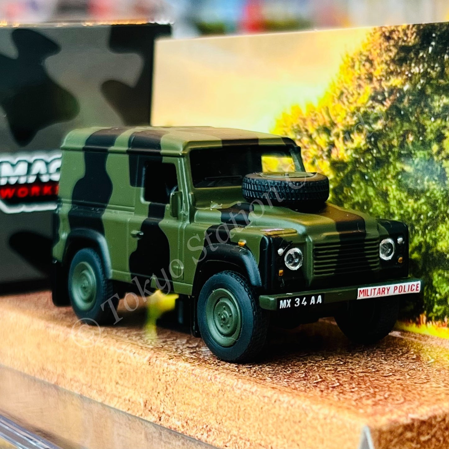 TARMAC WORKS x SCHUCO COLLAB64 1/64 Land Rover Defender Royal Military Police T64S-012-CAM