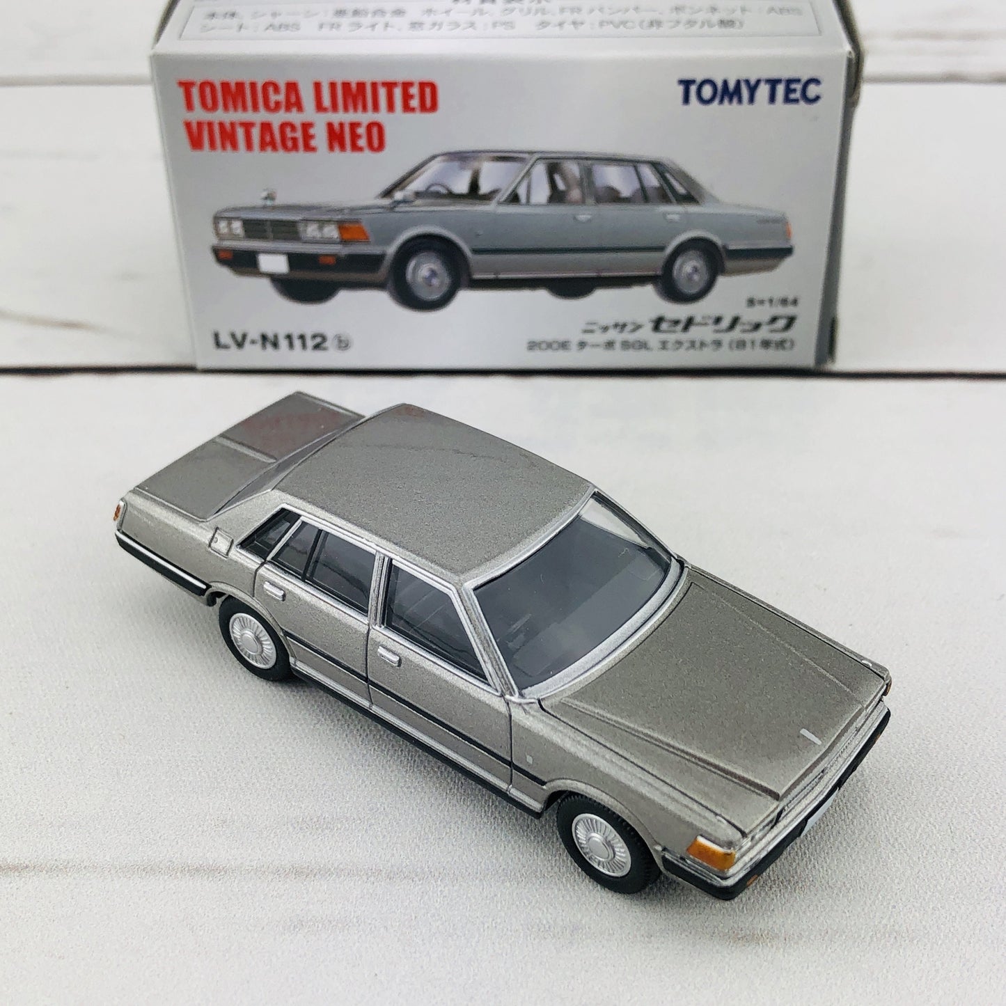 Tomica Limited Vintage 1/64 Nissan Cedric 200E Turbo (1981) LV-N112b
