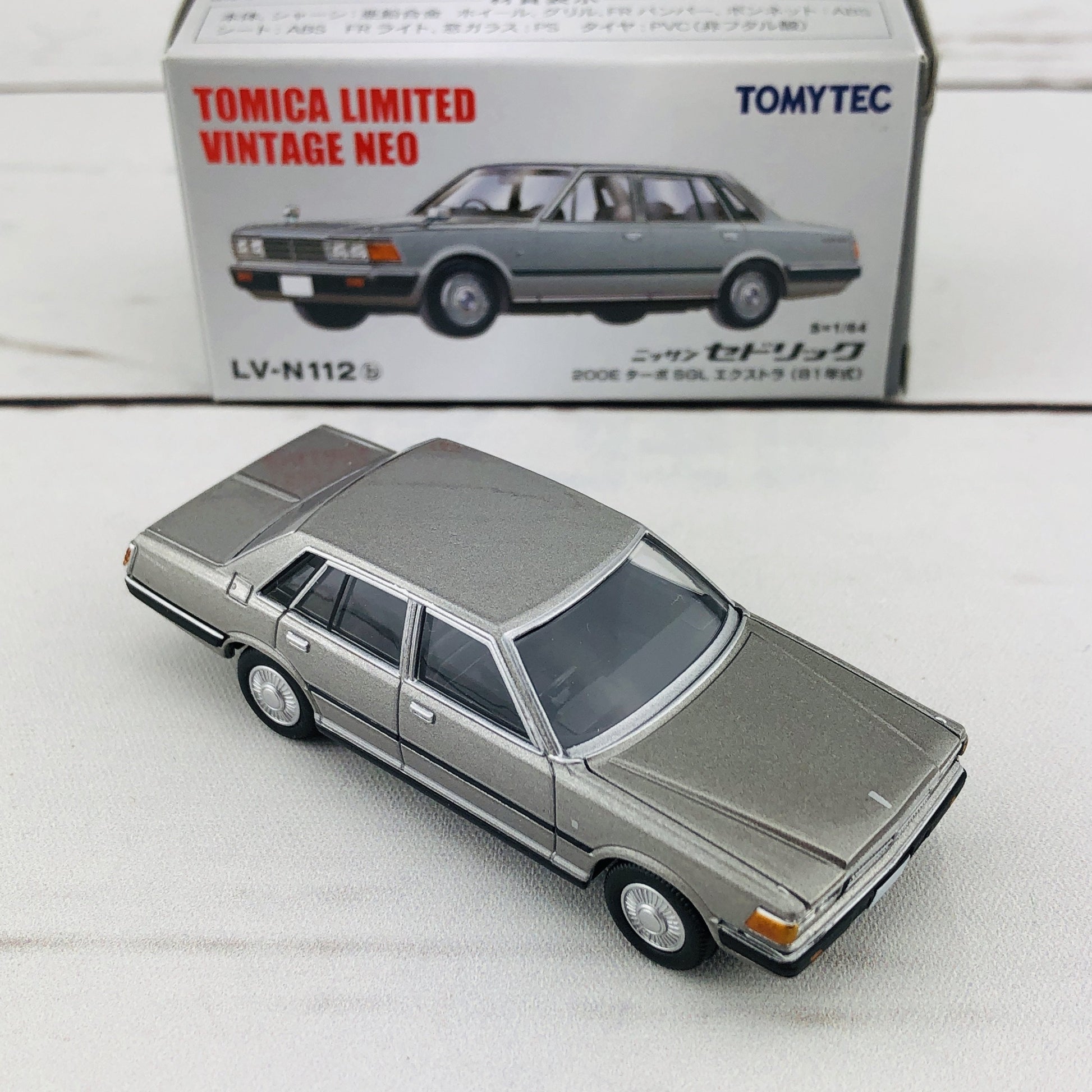 Tomica Limited Vintage 1/64 Nissan Cedric 200E Turbo (1981) LV-N112b