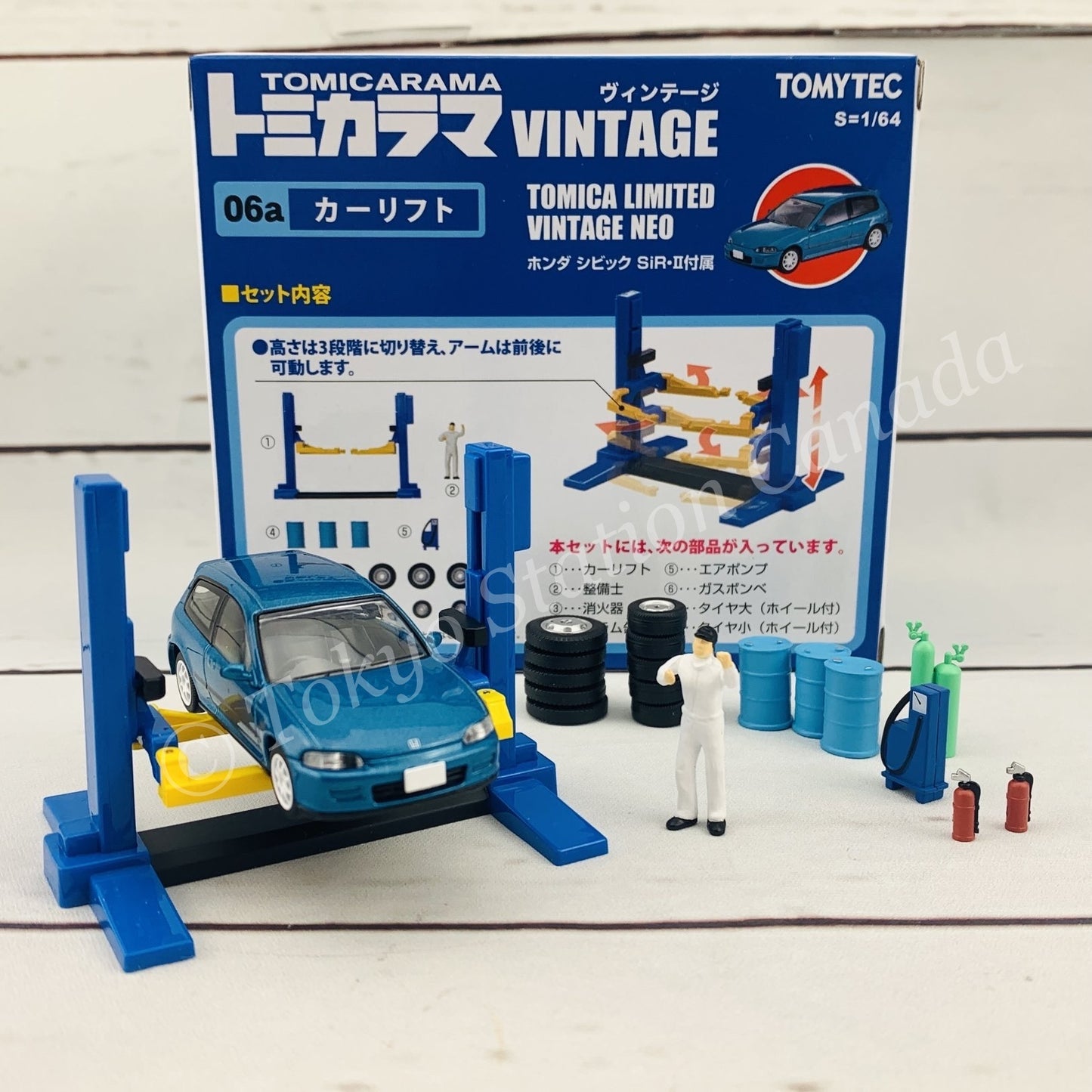Tomytec Tomicarama Vintage 06a Car Lift including a TLV-NEO Honda Civic SiR-II