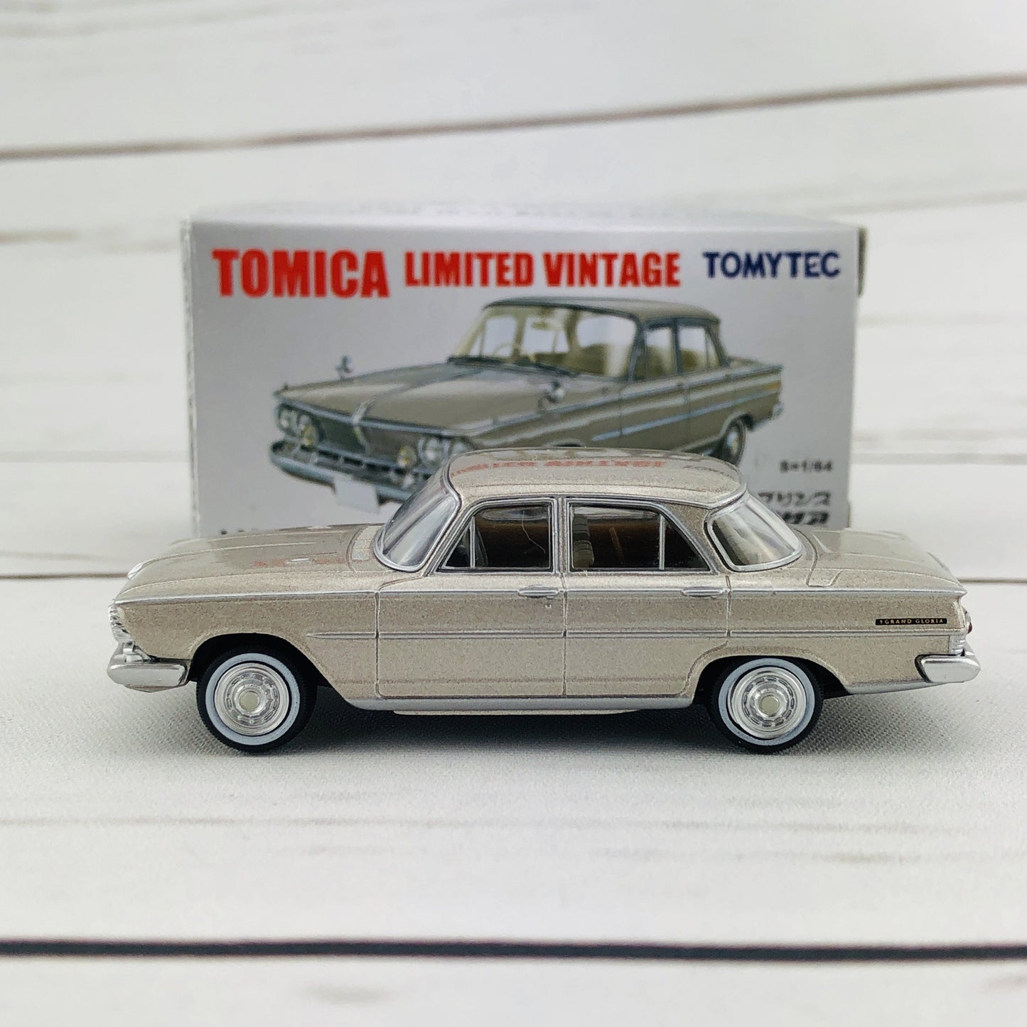 Tomica Limited Vintage 1/64 Nissan Prince Gloria (1964) LV-175b