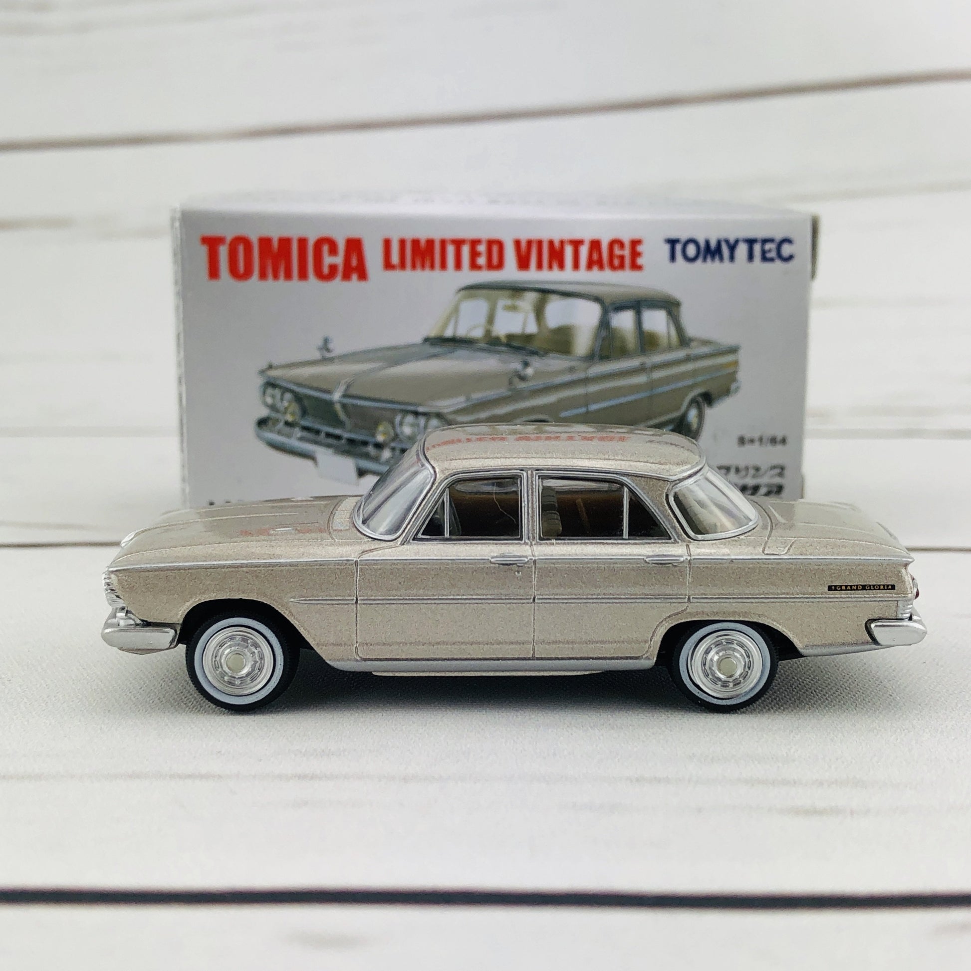 Tomica Limited Vintage 1/64 Nissan Prince Gloria (1964) LV-175b