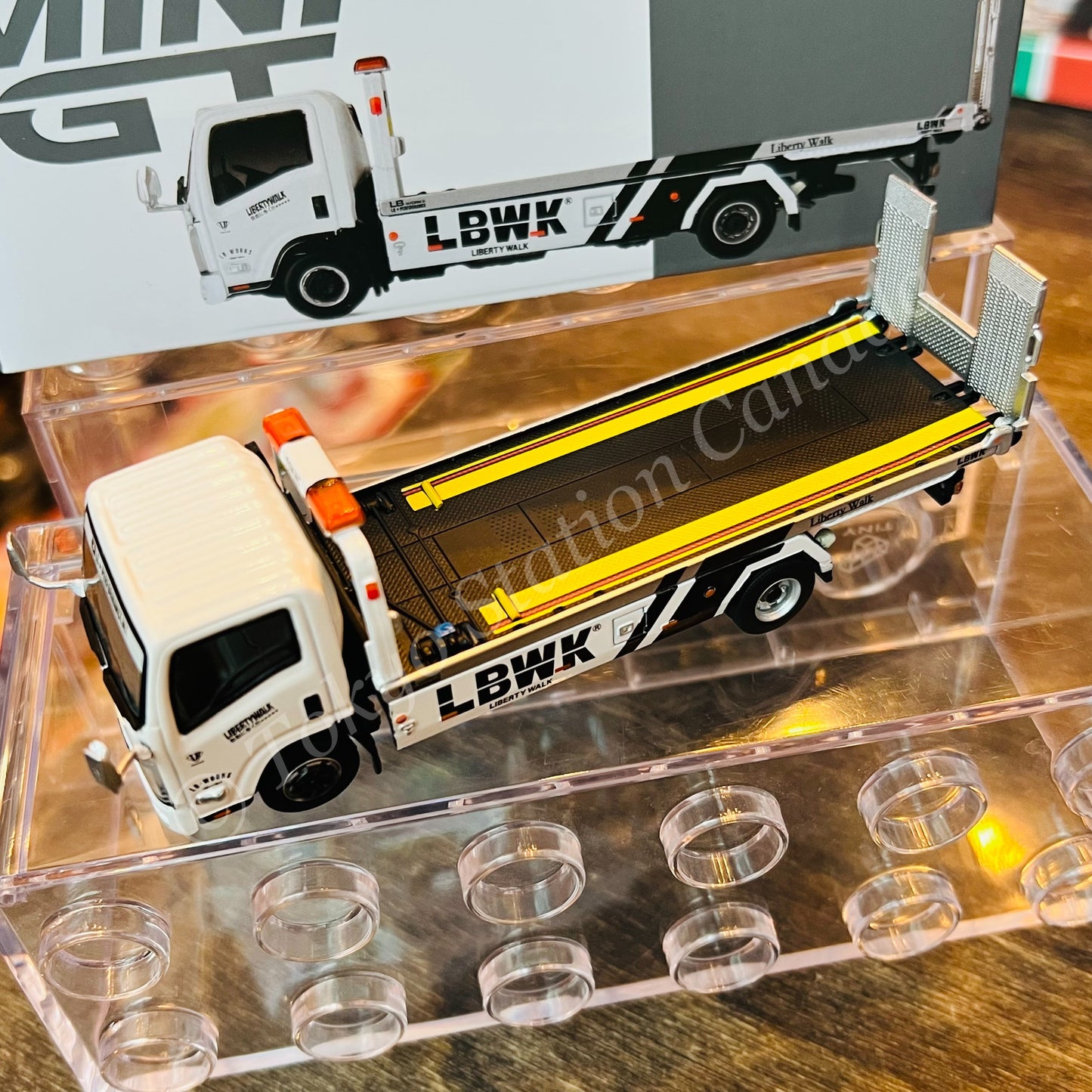 MINI GT 1/64 Isuzu N Series (ELF) Vehicle Transporter LBWK White