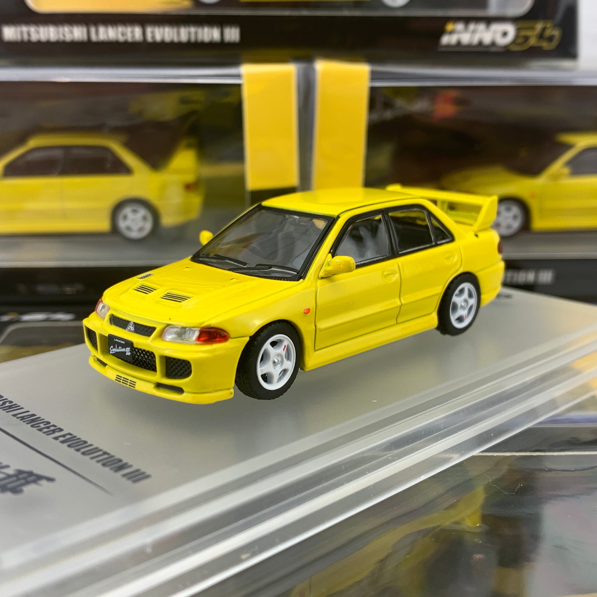 INNO64 1/64 MITSUBISHI LANCER EVOLUTION III 1995 Yellow Whith Separate bonnet carbon decals and Extra wheels IN64-EVO3-YL